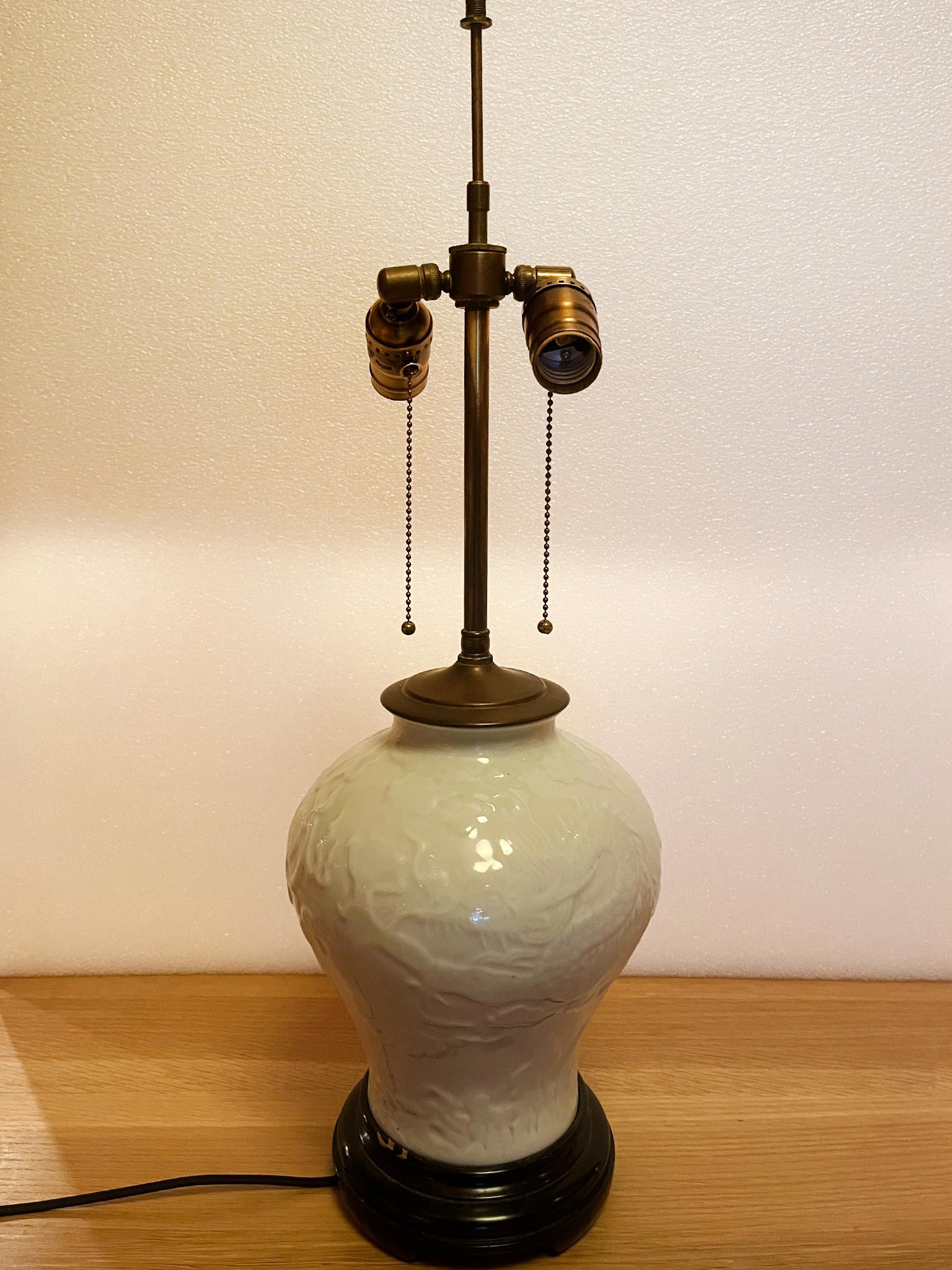 Chinois Lampe de bureau chinoise des années 1940 en céramique émaillée blanc pâle en vente