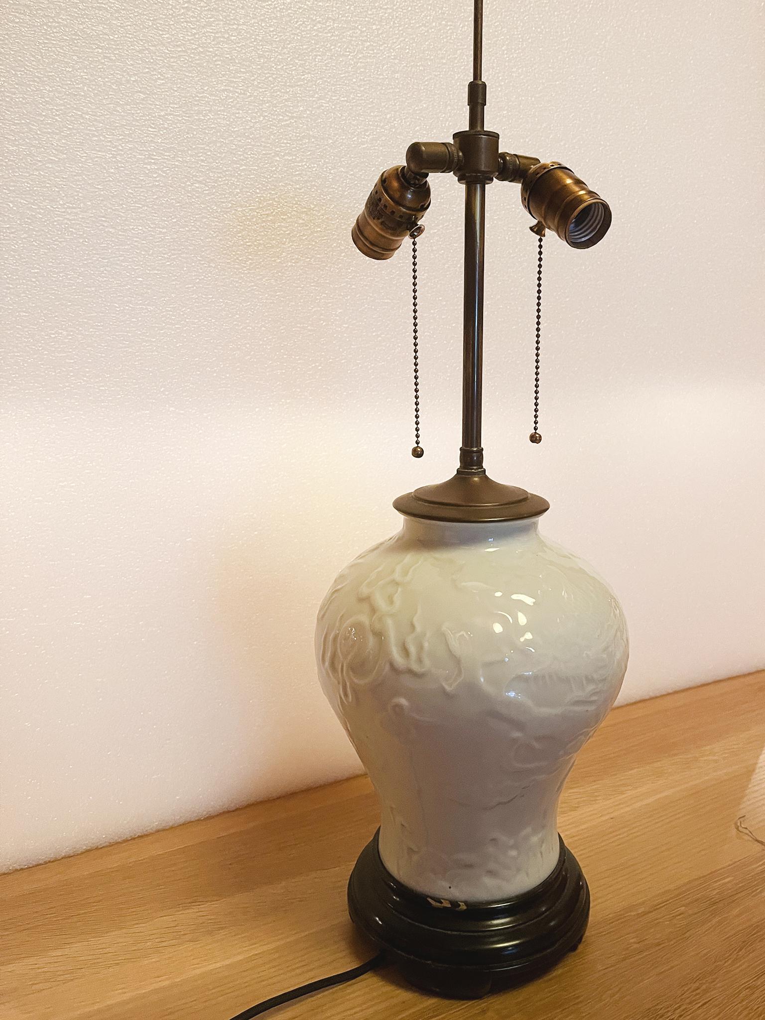 Vernissé Lampe de bureau chinoise des années 1940 en céramique émaillée blanc pâle en vente