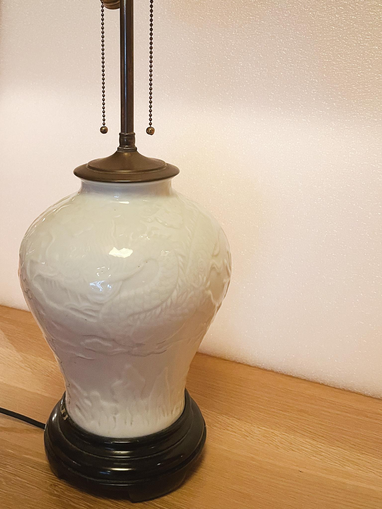 Lampe de bureau chinoise des années 1940 en céramique émaillée blanc pâle Bon état - En vente à New York, NY