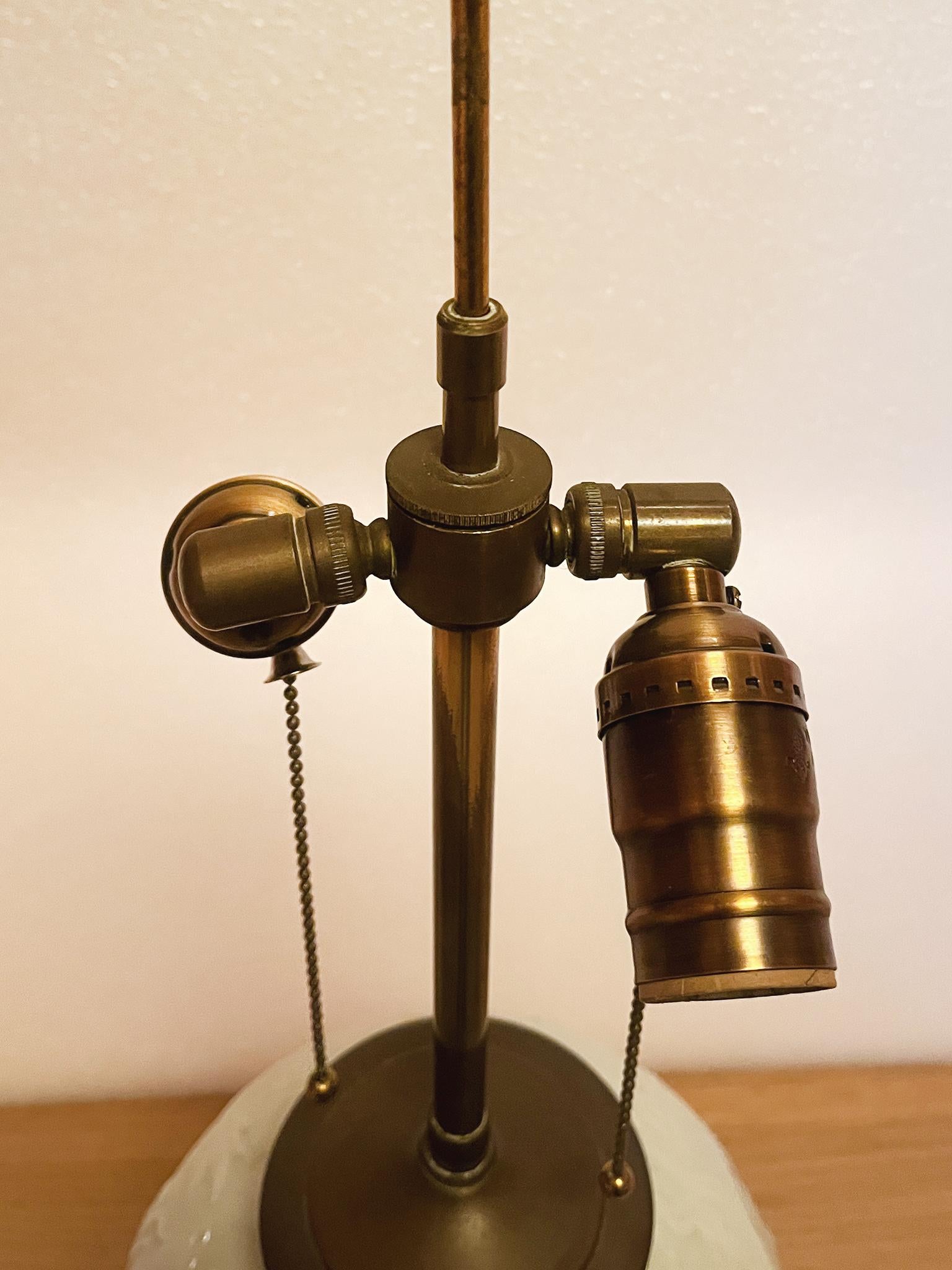 Milieu du XXe siècle Lampe de bureau chinoise des années 1940 en céramique émaillée blanc pâle en vente