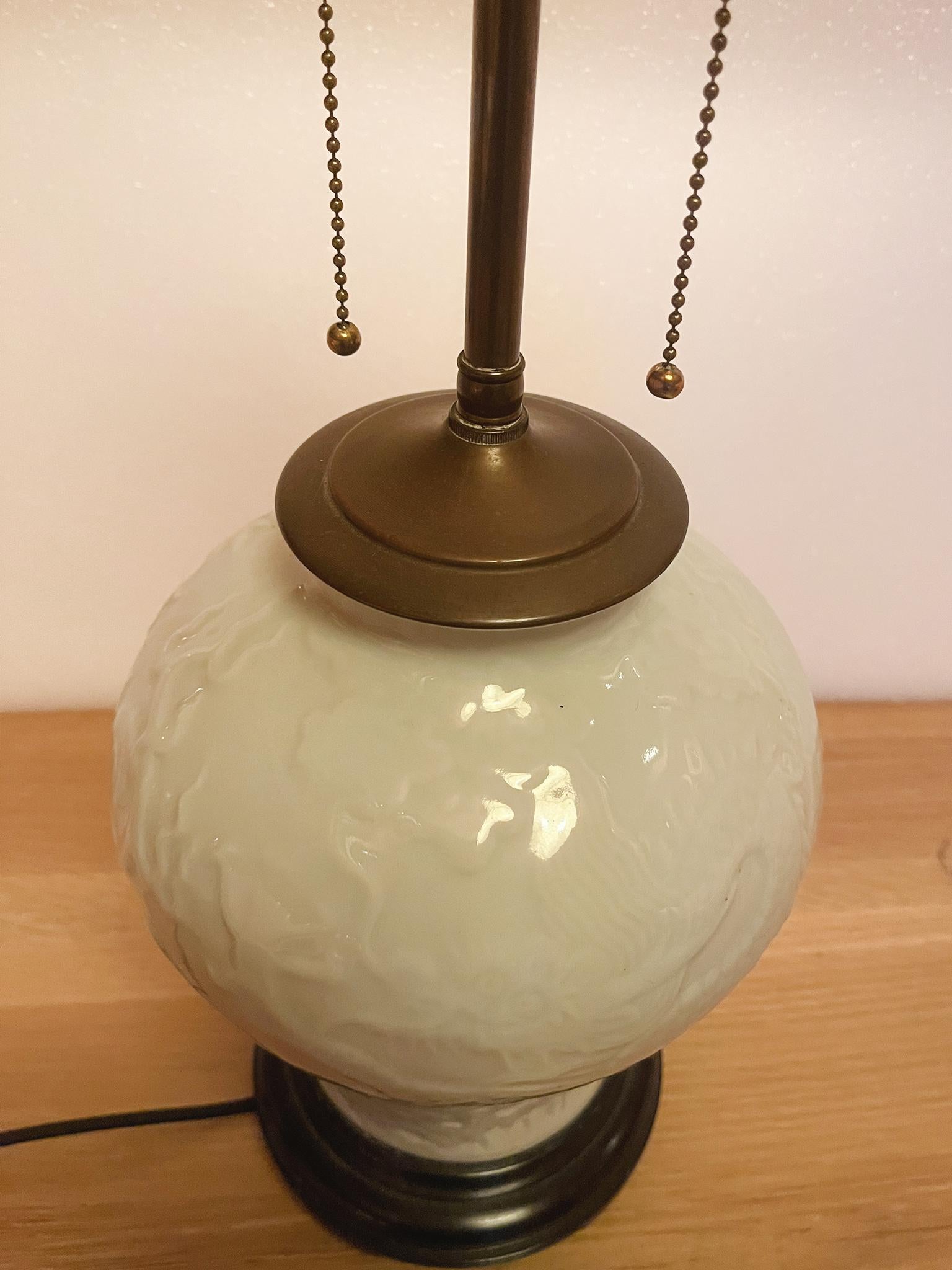 Céramique Lampe de bureau chinoise des années 1940 en céramique émaillée blanc pâle en vente