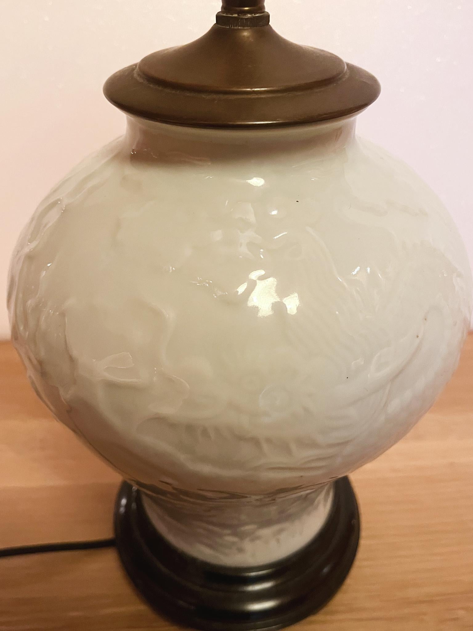 Lampe de bureau chinoise des années 1940 en céramique émaillée blanc pâle en vente 1