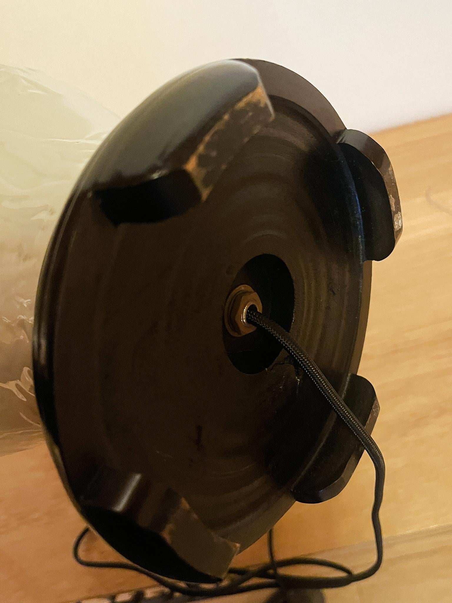 Lampe de bureau chinoise des années 1940 en céramique émaillée blanc pâle en vente 2