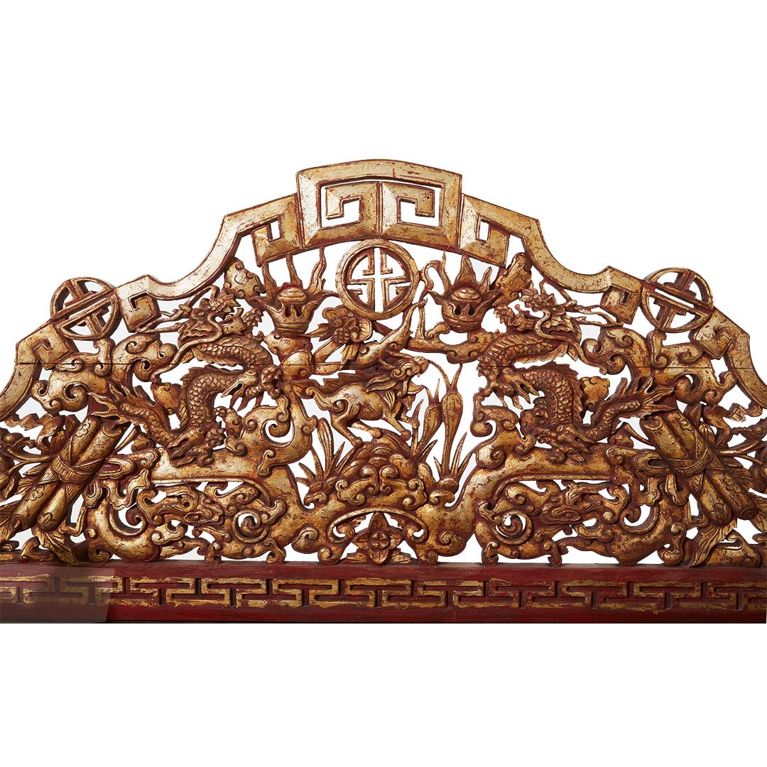 Chinois Banc/coffre chinois des années 1940 en laque rouge et bois sculpté et doré  en vente