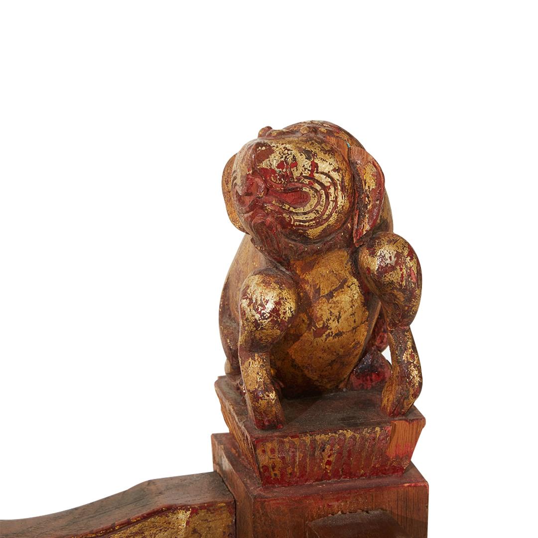 Laqué Banc/coffre chinois des années 1940 en laque rouge et bois sculpté et doré  en vente