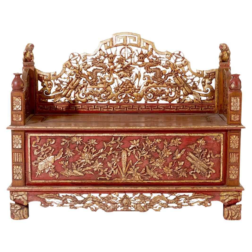 Banc/coffre chinois des années 1940 en laque rouge et bois sculpté et doré  en vente