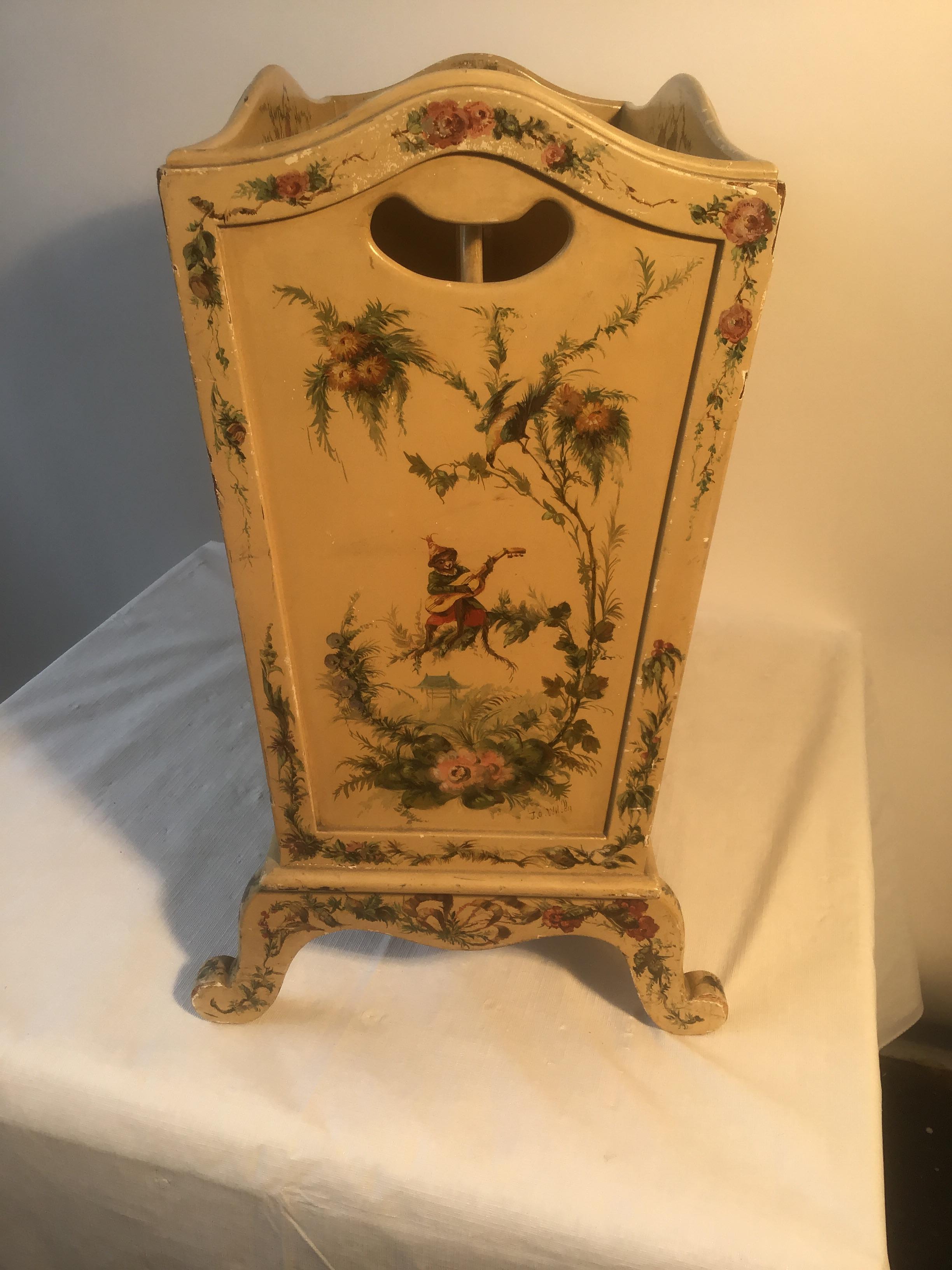 1940s Chinoiserie Hand Painted Magazine Holder For Sale 1