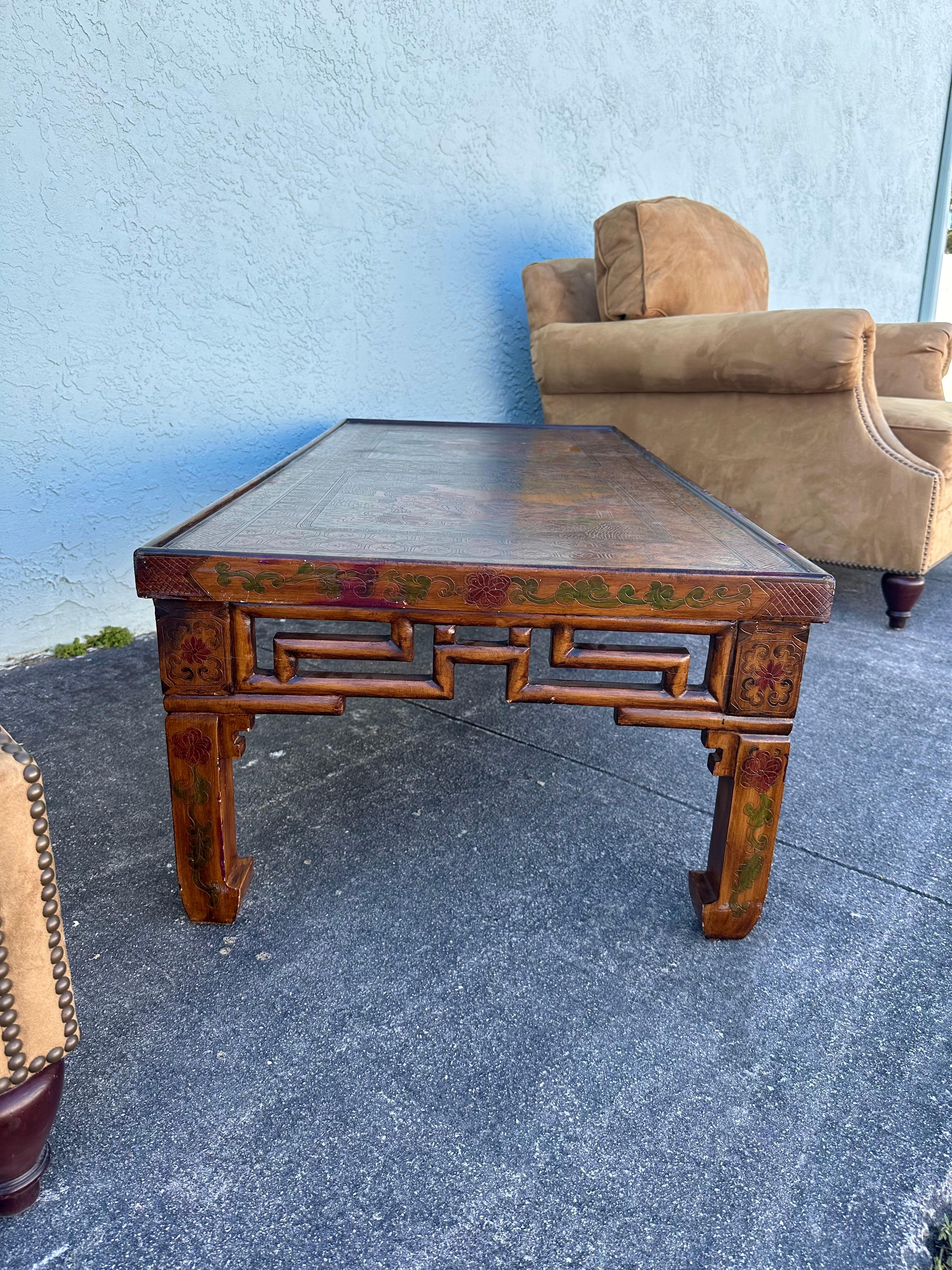 Bois doré peint à la main de style chinoiseries Ming des années 1940  Table basse en vente 4