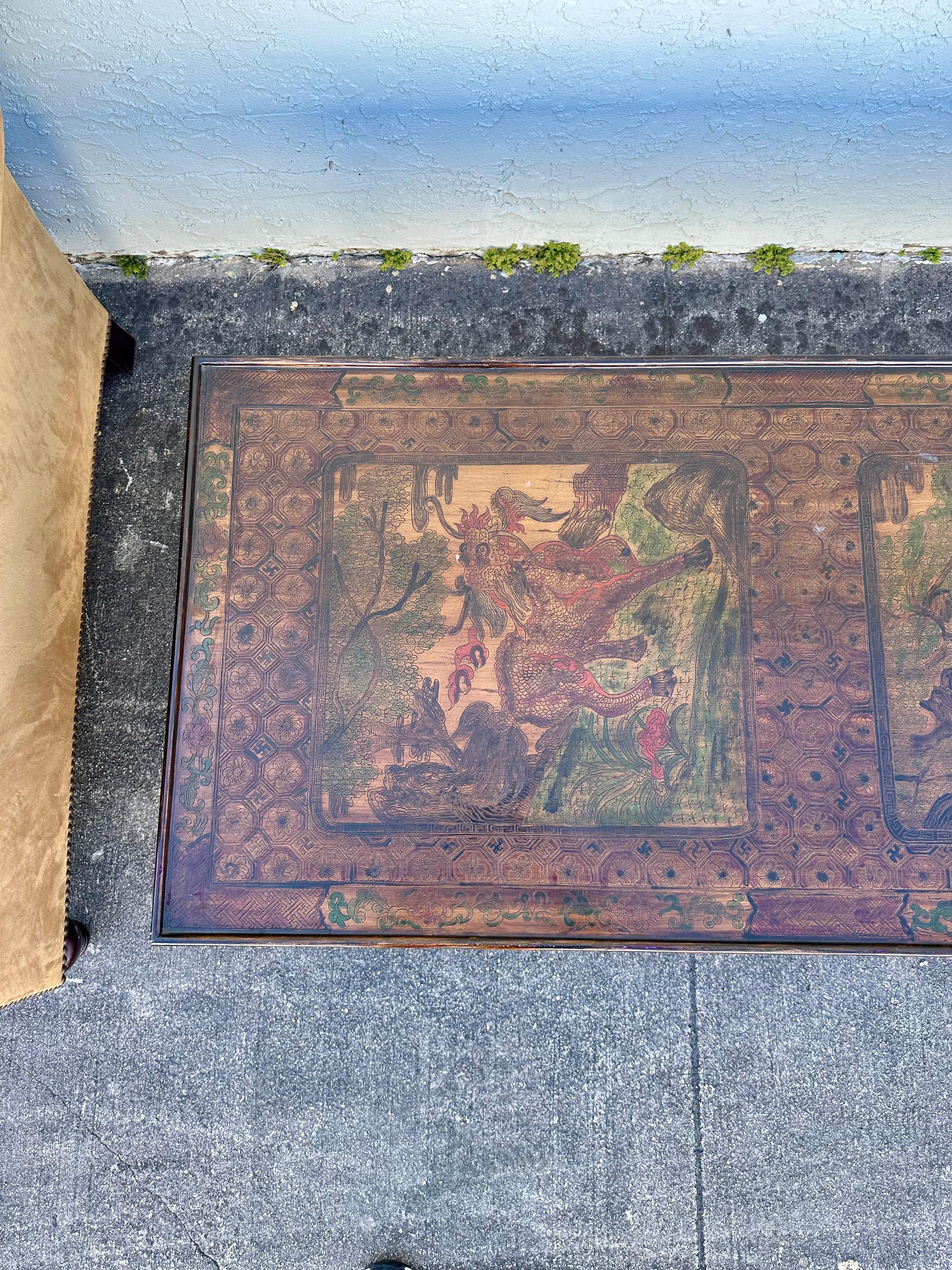 Bois doré peint à la main de style chinoiseries Ming des années 1940  Table basse en vente 5