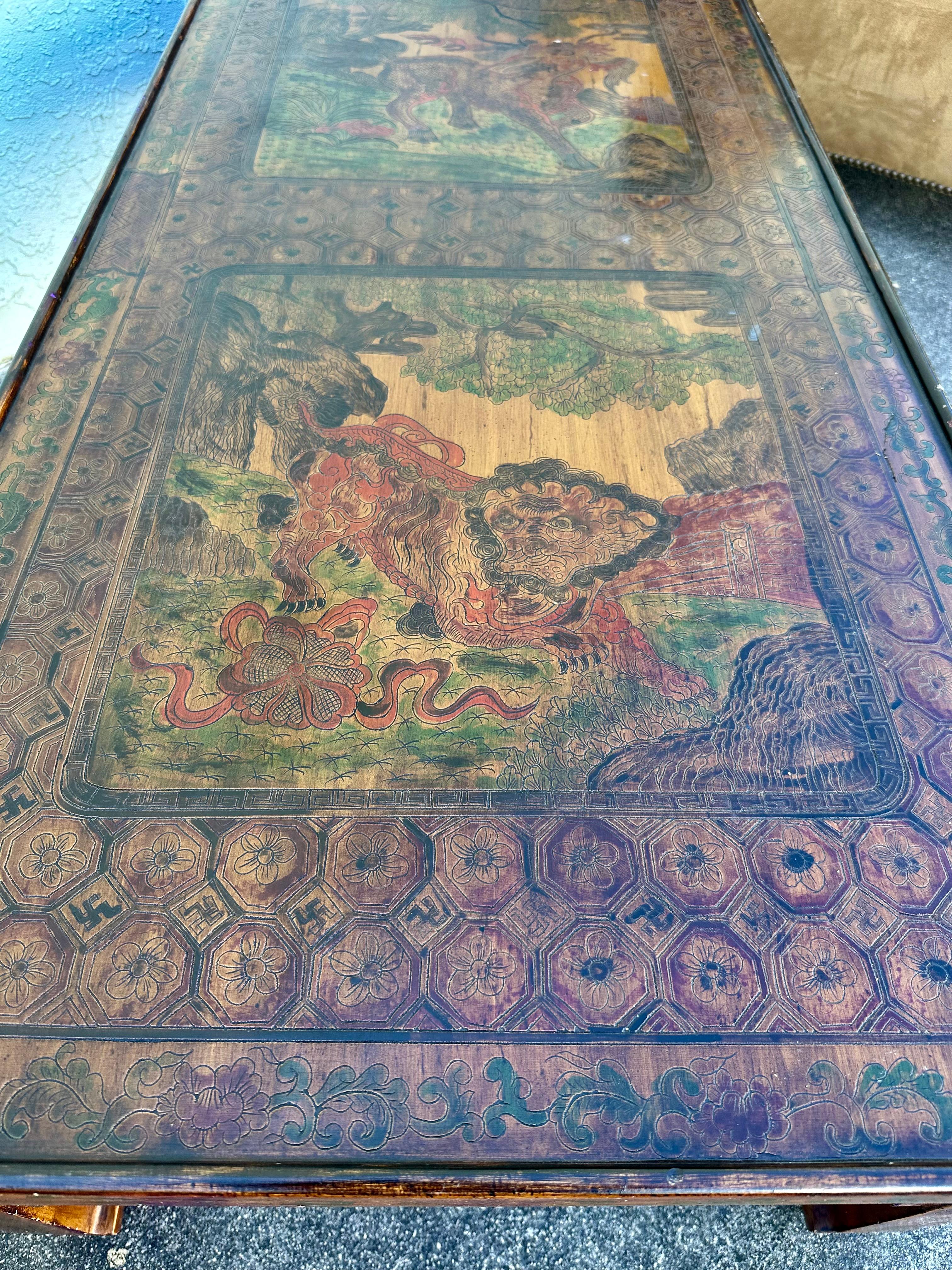 Bois doré peint à la main de style chinoiseries Ming des années 1940  Table basse en vente 7