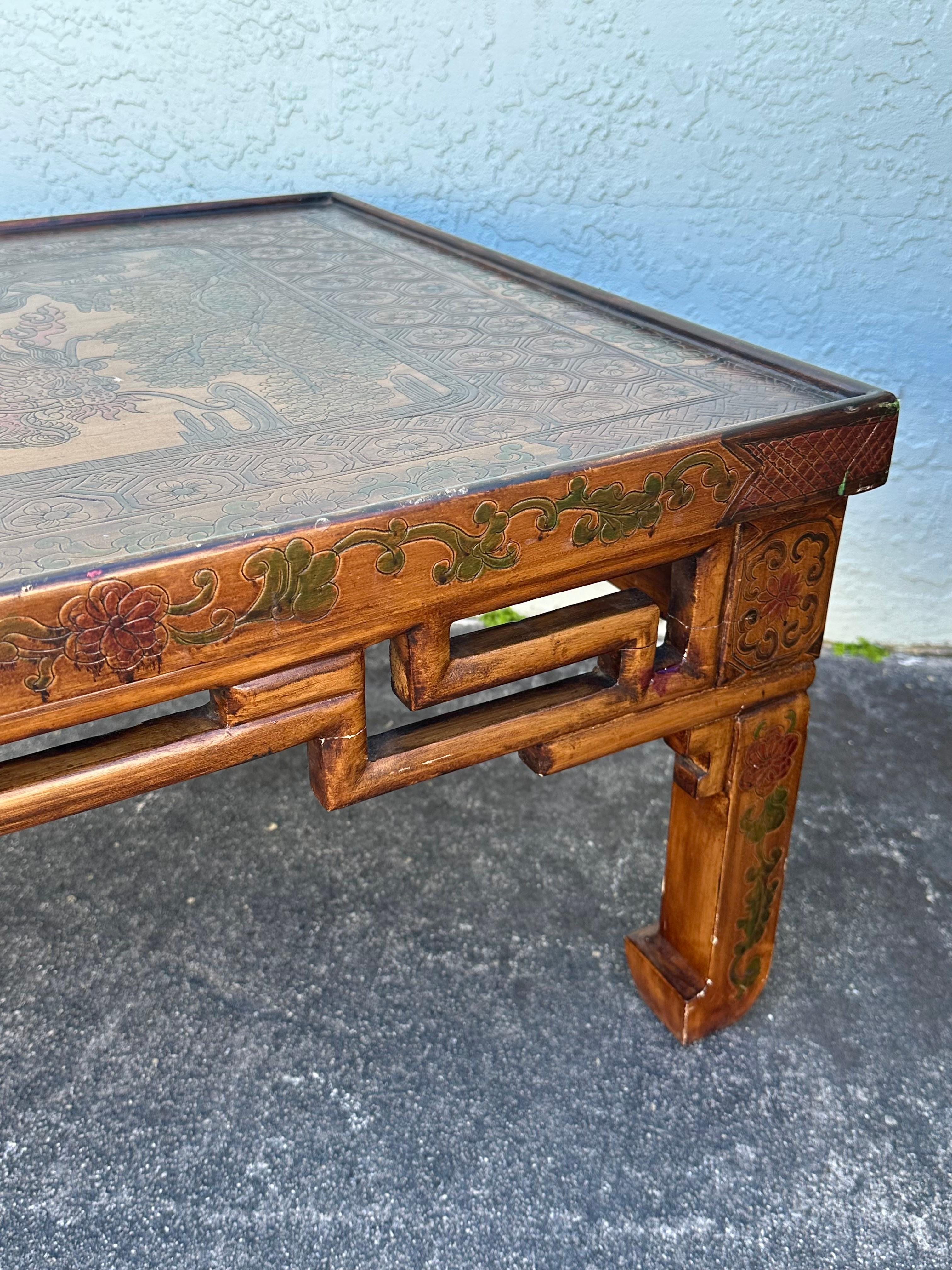 Bois doré peint à la main de style chinoiseries Ming des années 1940  Table basse en vente 9