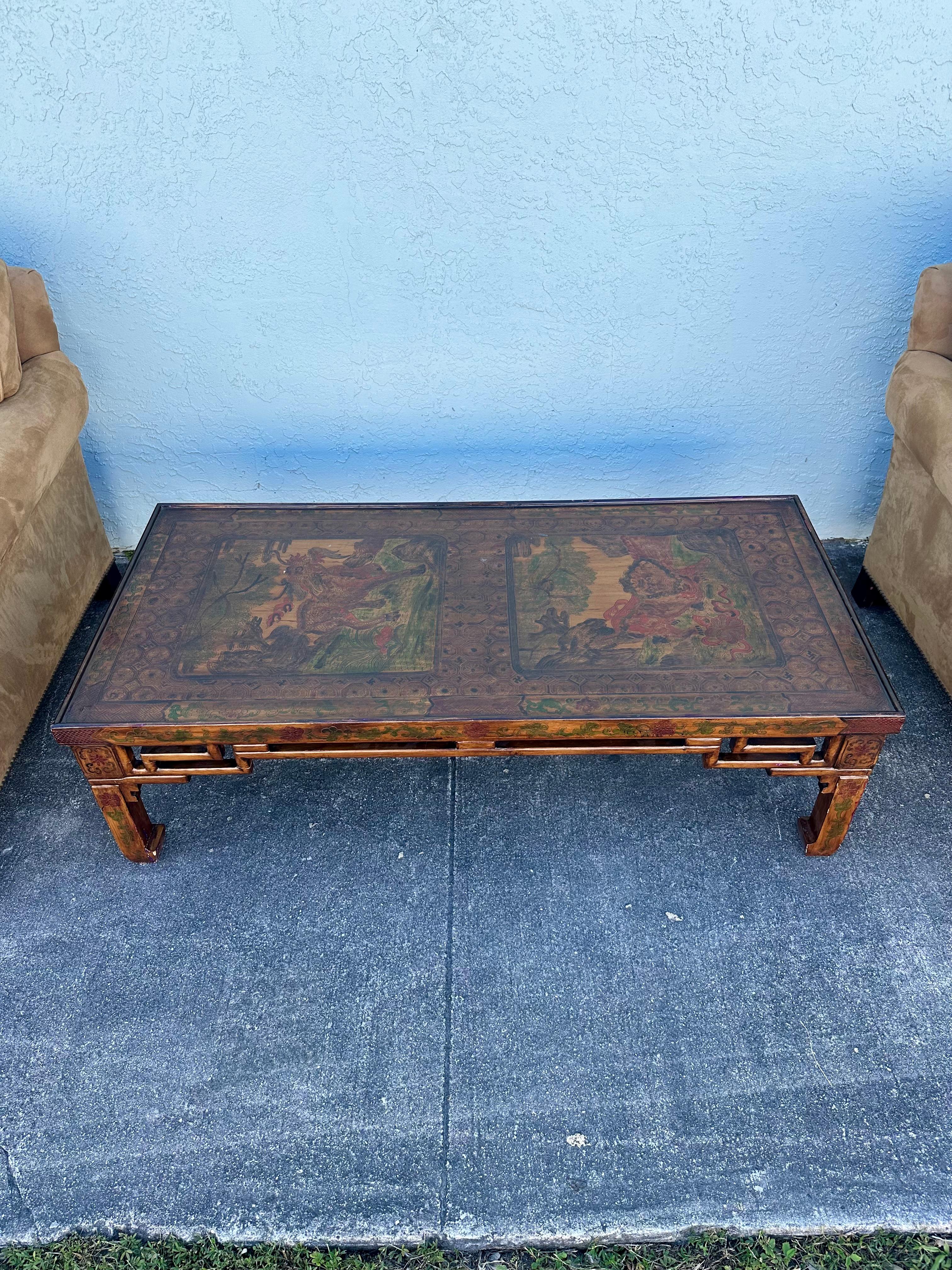 Chinoiseries Bois doré peint à la main de style chinoiseries Ming des années 1940  Table basse en vente