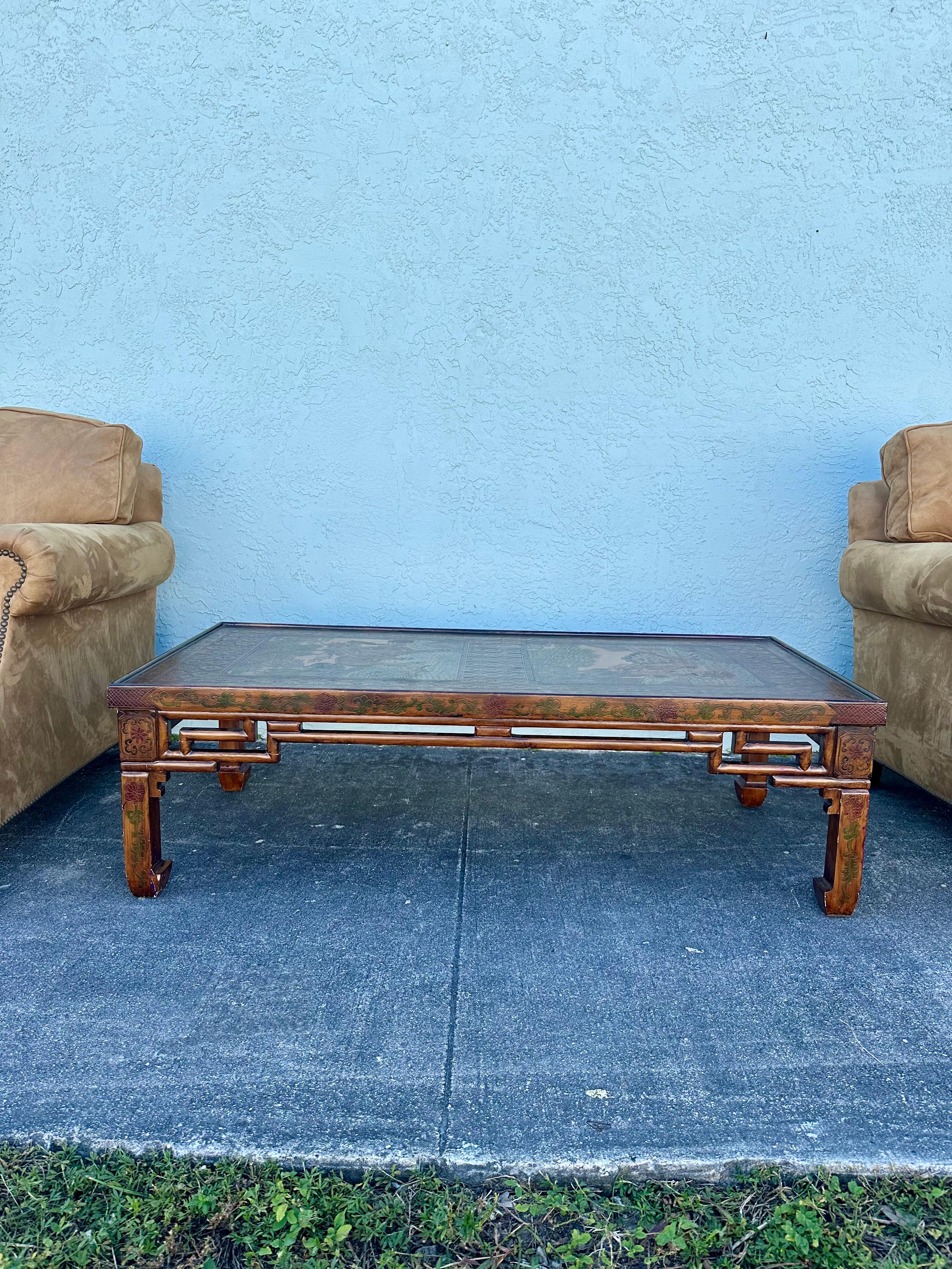 Asiatique Bois doré peint à la main de style chinoiseries Ming des années 1940  Table basse en vente