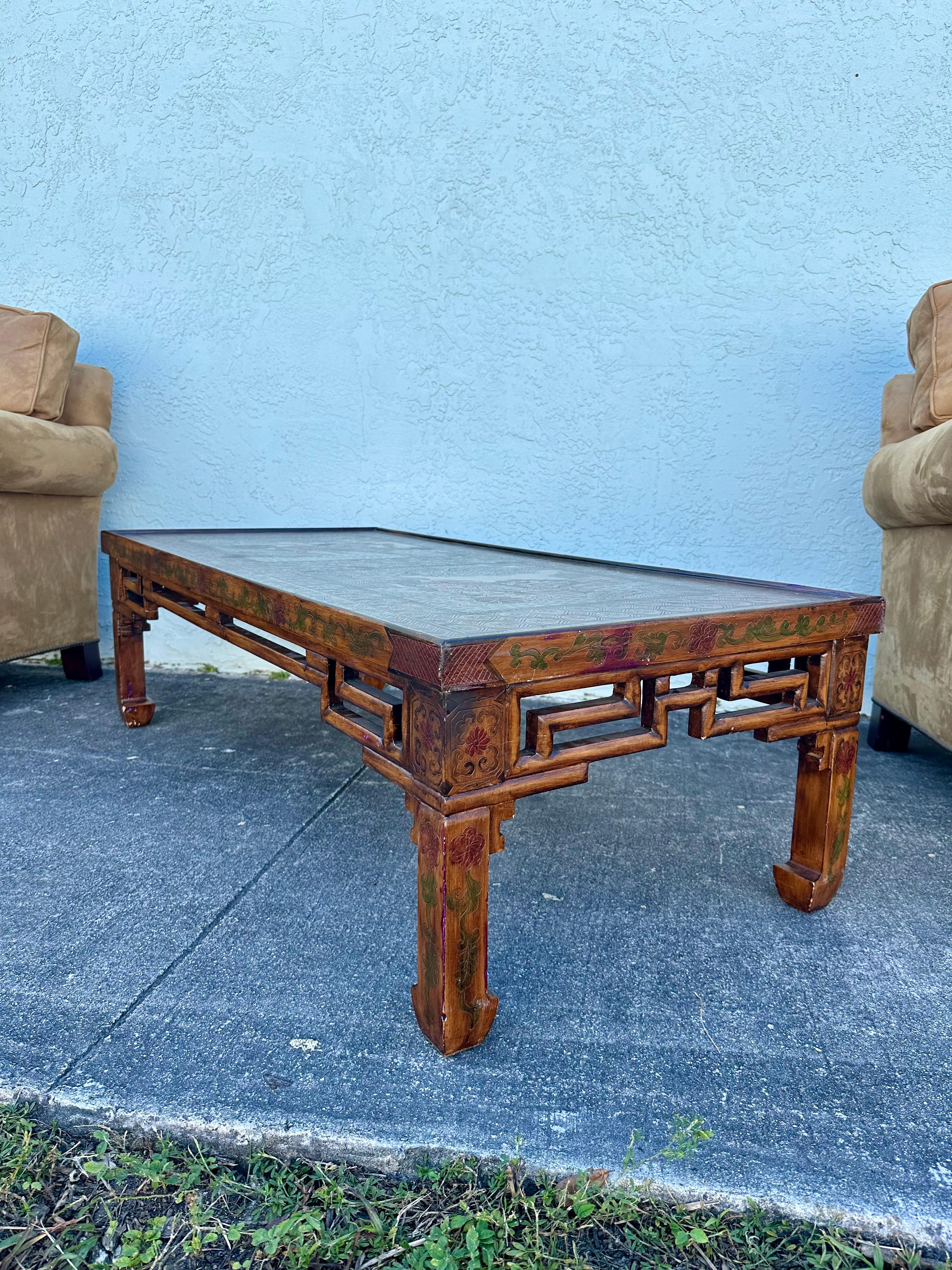Bois doré peint à la main de style chinoiseries Ming des années 1940  Table basse Bon état - En vente à Fort Lauderdale, FL