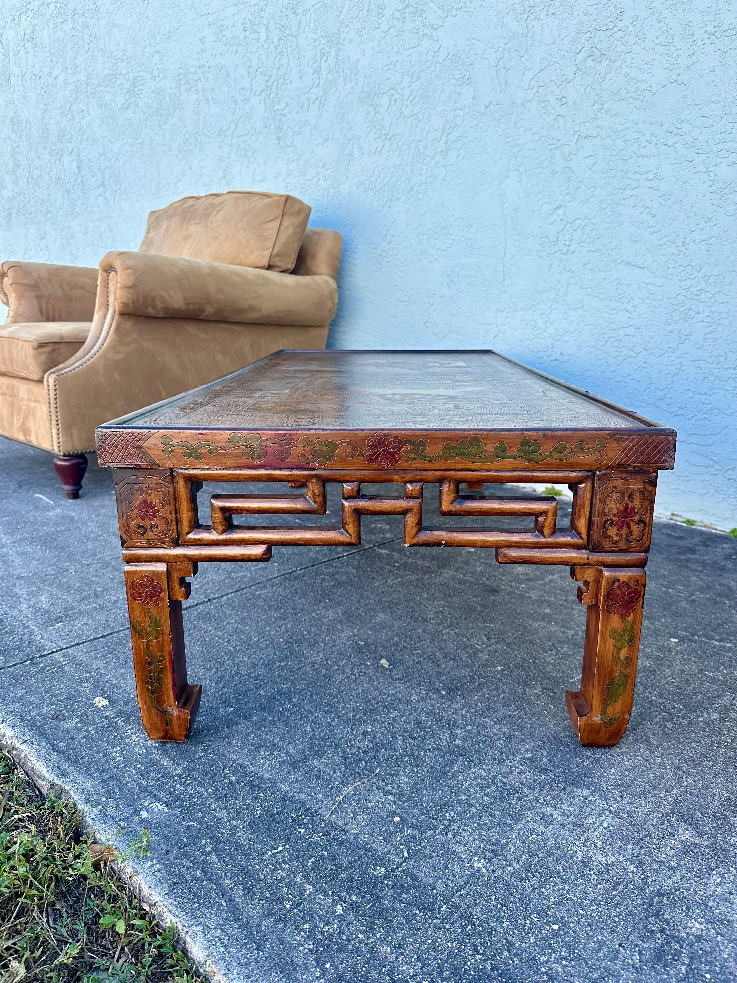Milieu du XXe siècle Bois doré peint à la main de style chinoiseries Ming des années 1940  Table basse en vente