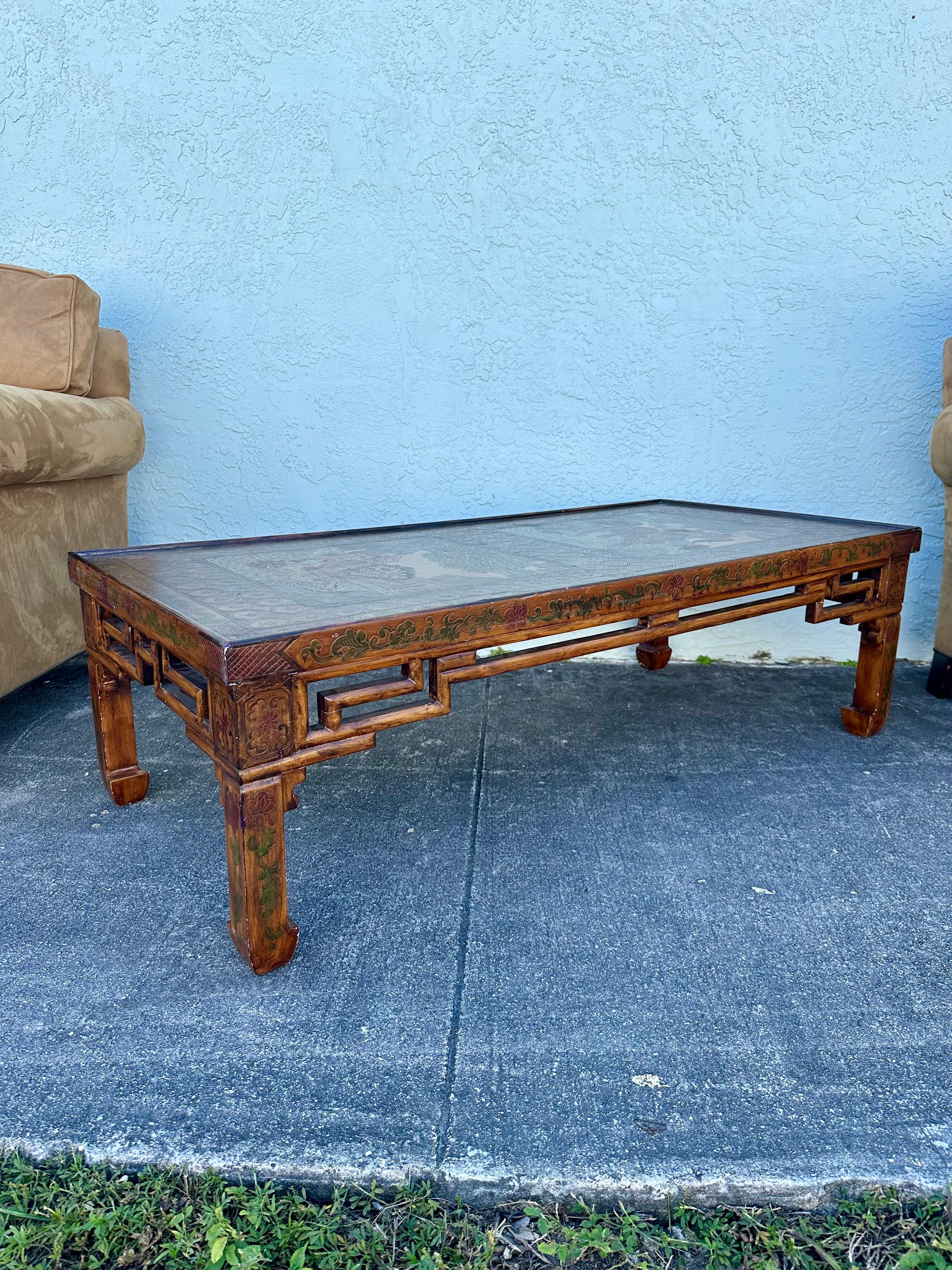 Bois doré peint à la main de style chinoiseries Ming des années 1940  Table basse en vente 1