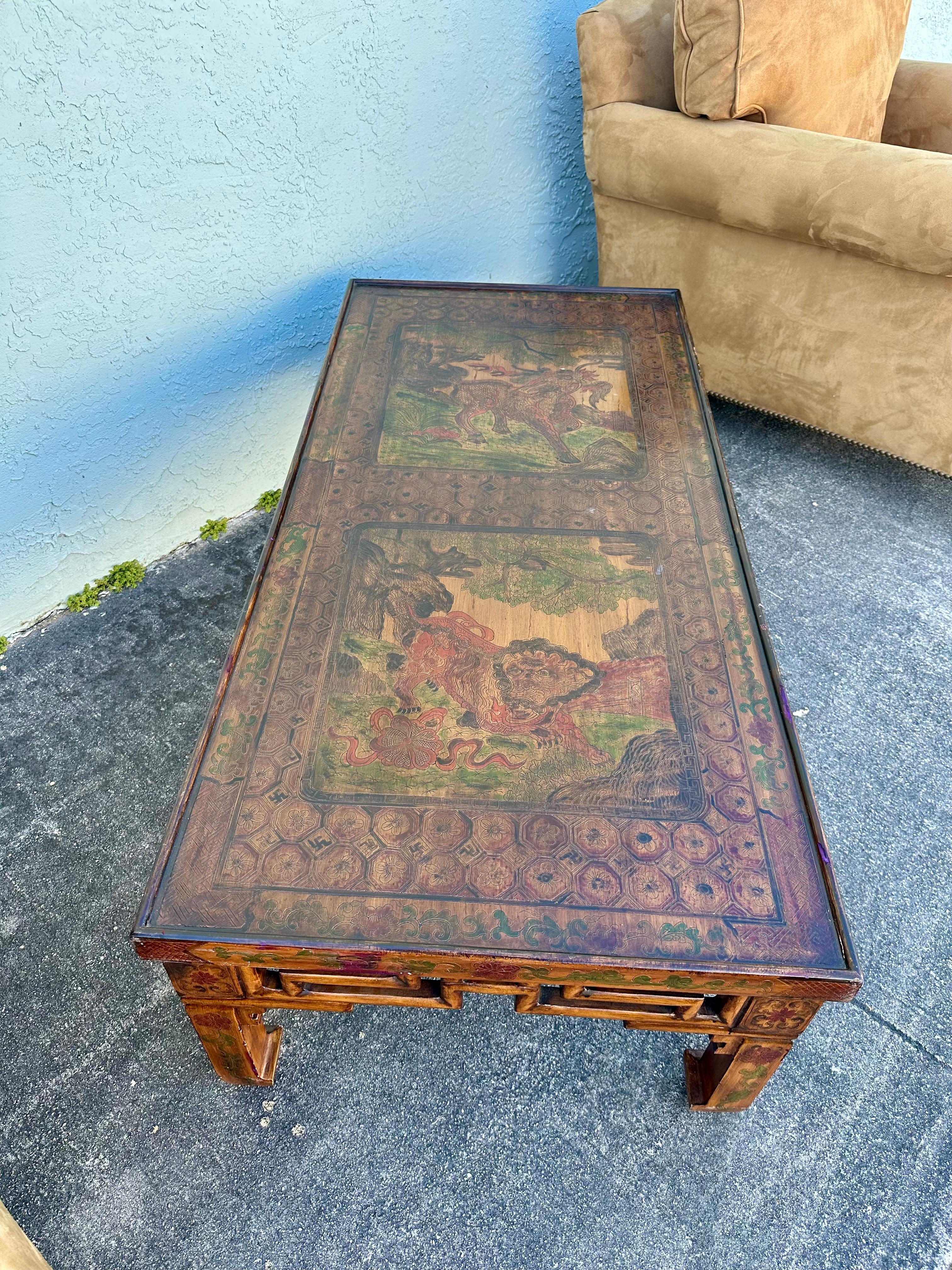 Bois doré peint à la main de style chinoiseries Ming des années 1940  Table basse en vente 2