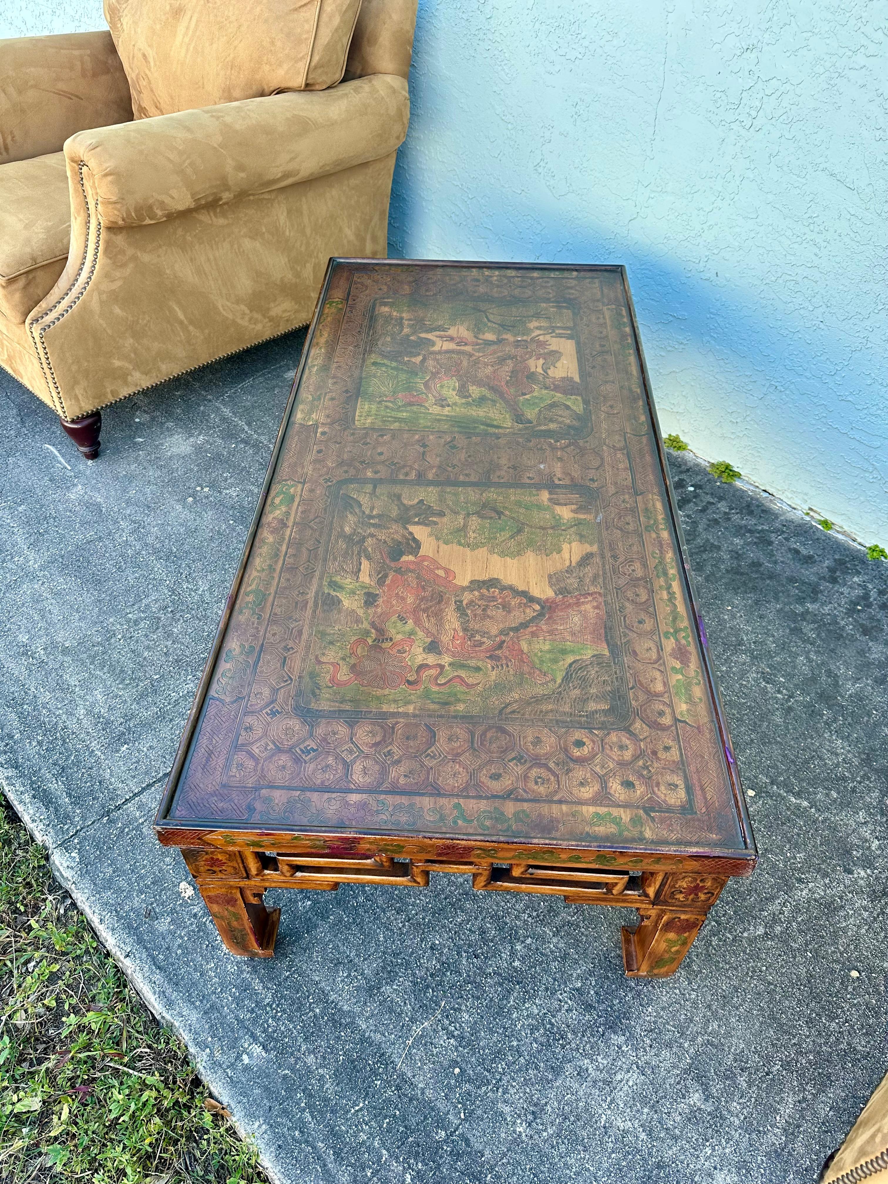 Bois doré peint à la main de style chinoiseries Ming des années 1940  Table basse en vente 3