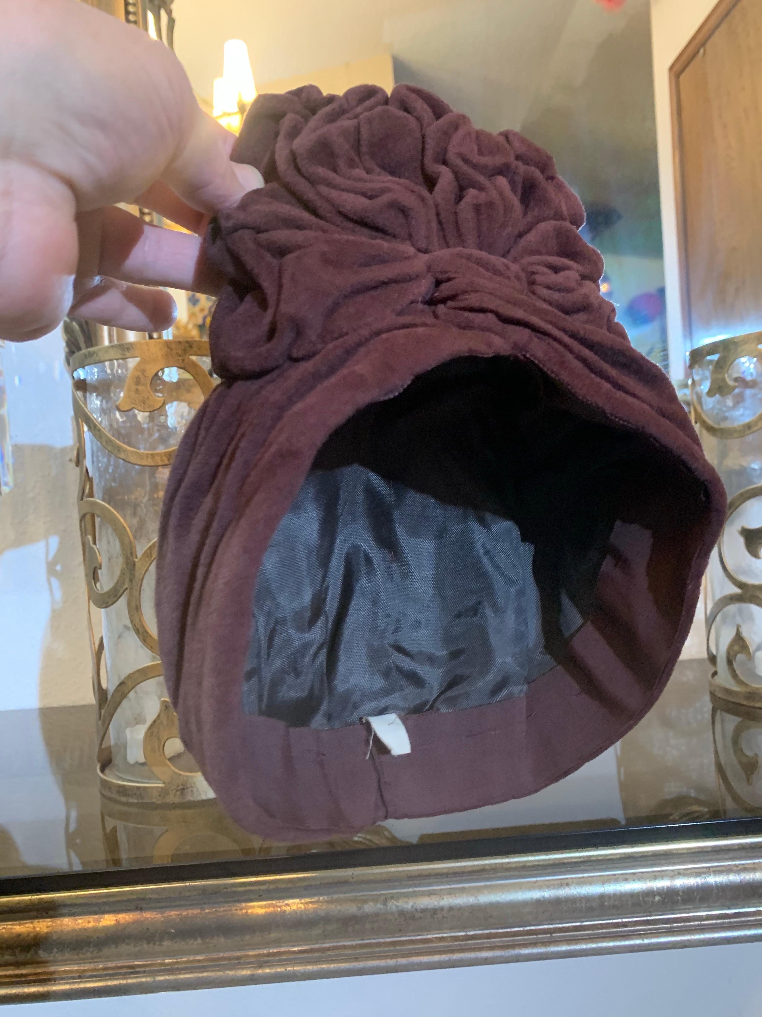 1940er Jahre Schokolade Brown Chenille Samt gerüschte Krone Scheitel Turban im Angebot 5