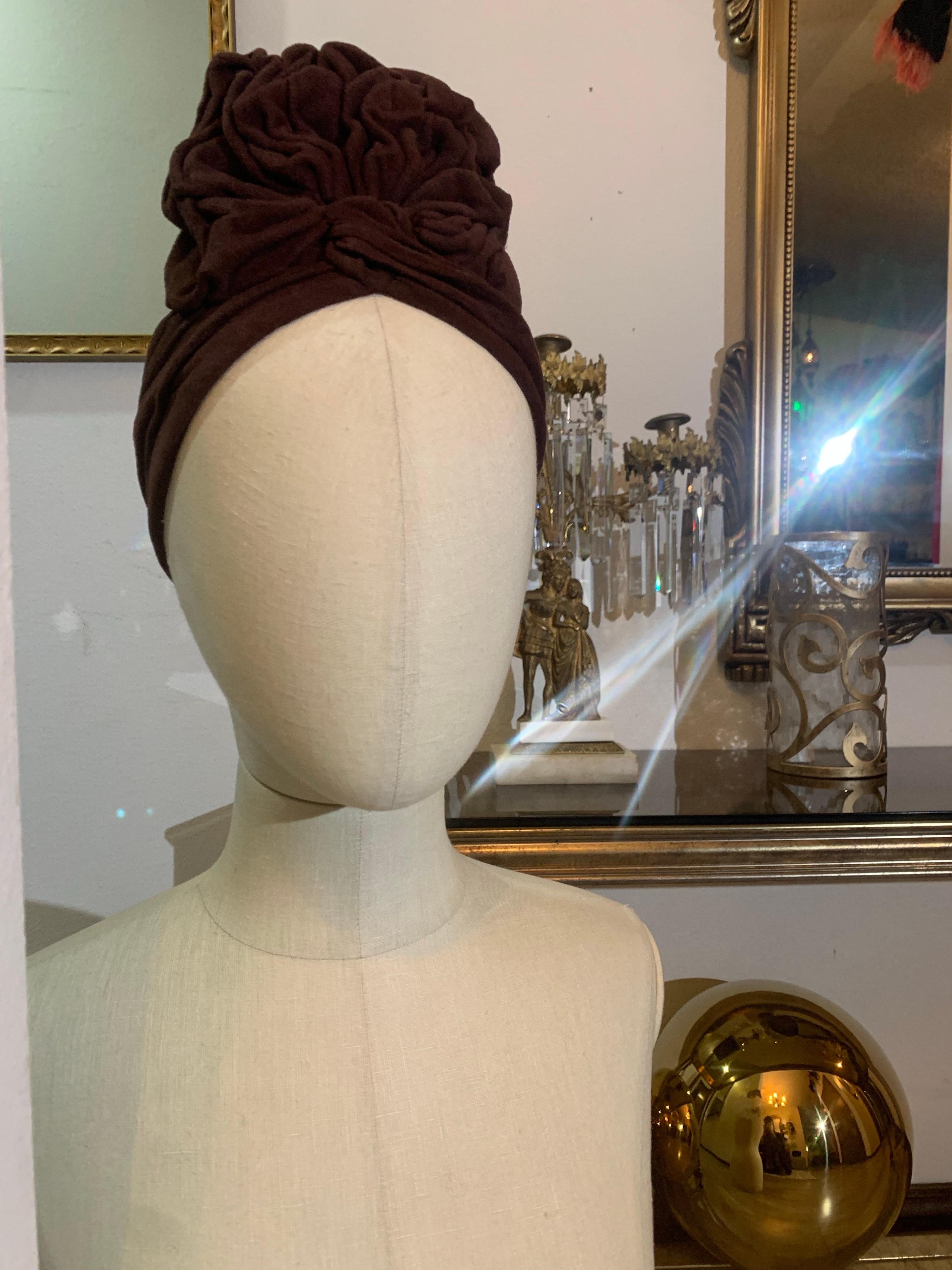 1940er Jahre Schokoladenbrauner Samt/Chenille-Turban mit hoher Krone: Die vordere Mitte des Turbans ist spitz zulaufend, um den Haaransatz zu zeigen, und ist stark gerüscht und verdrahtet, um seine perfekte königliche Form zu bewahren. Unbekannter