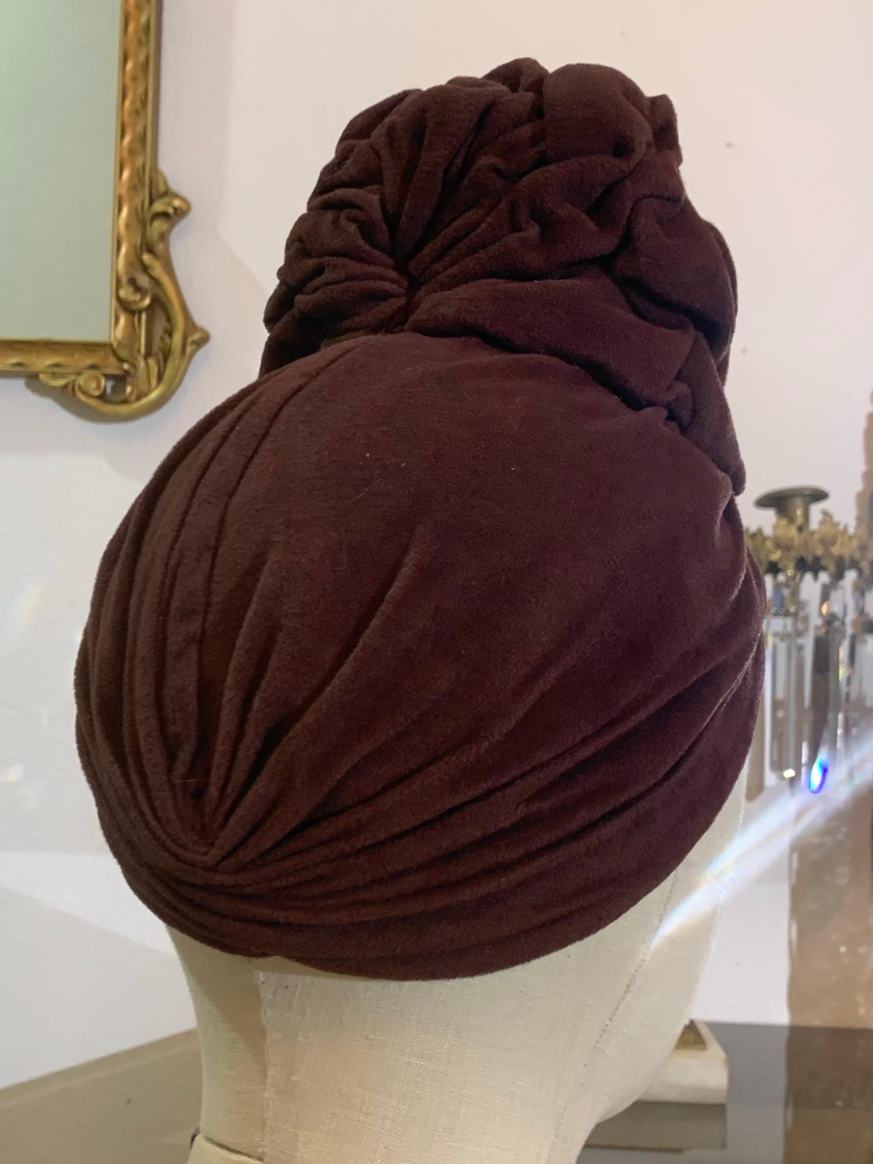 1940er Jahre Schokolade Brown Chenille Samt gerüschte Krone Scheitel Turban (Grau) im Angebot