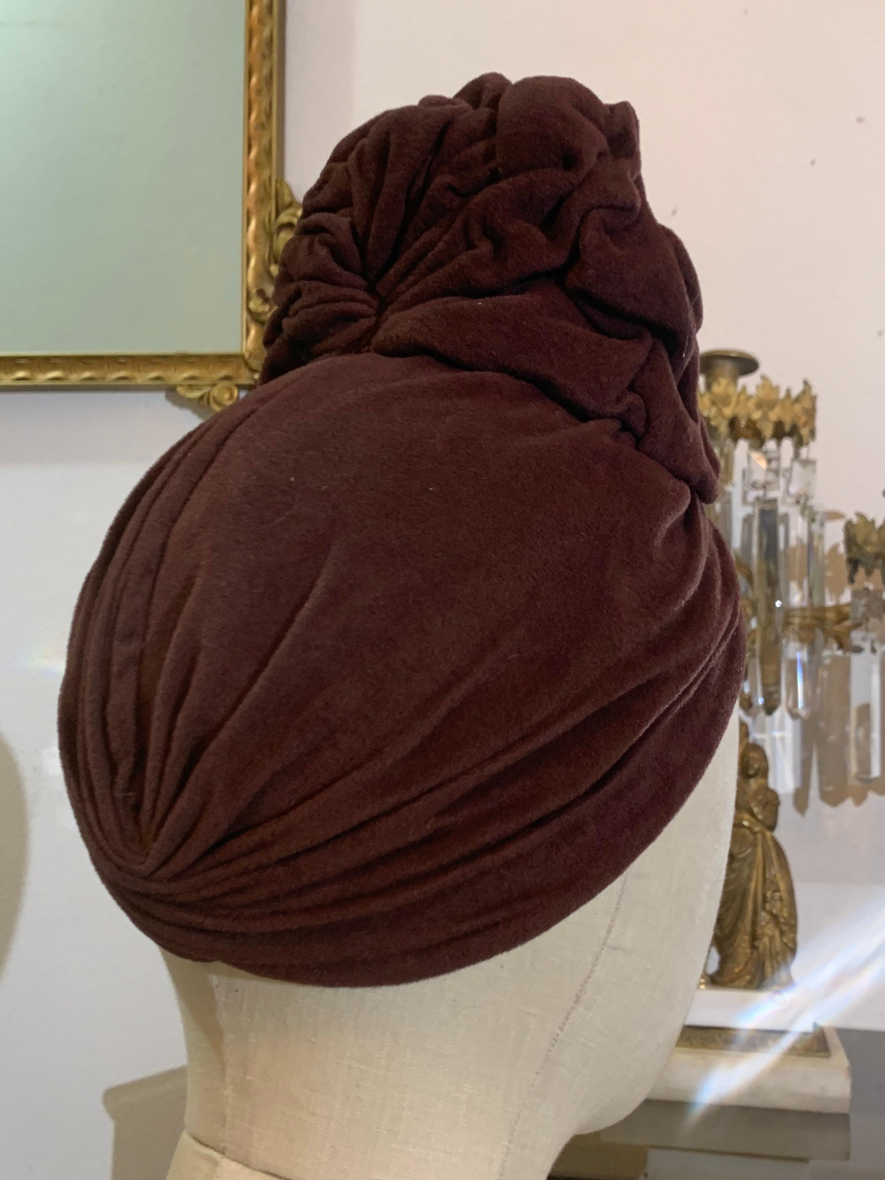 1940er Jahre Schokolade Brown Chenille Samt gerüschte Krone Scheitel Turban im Zustand „Hervorragend“ im Angebot in Gresham, OR