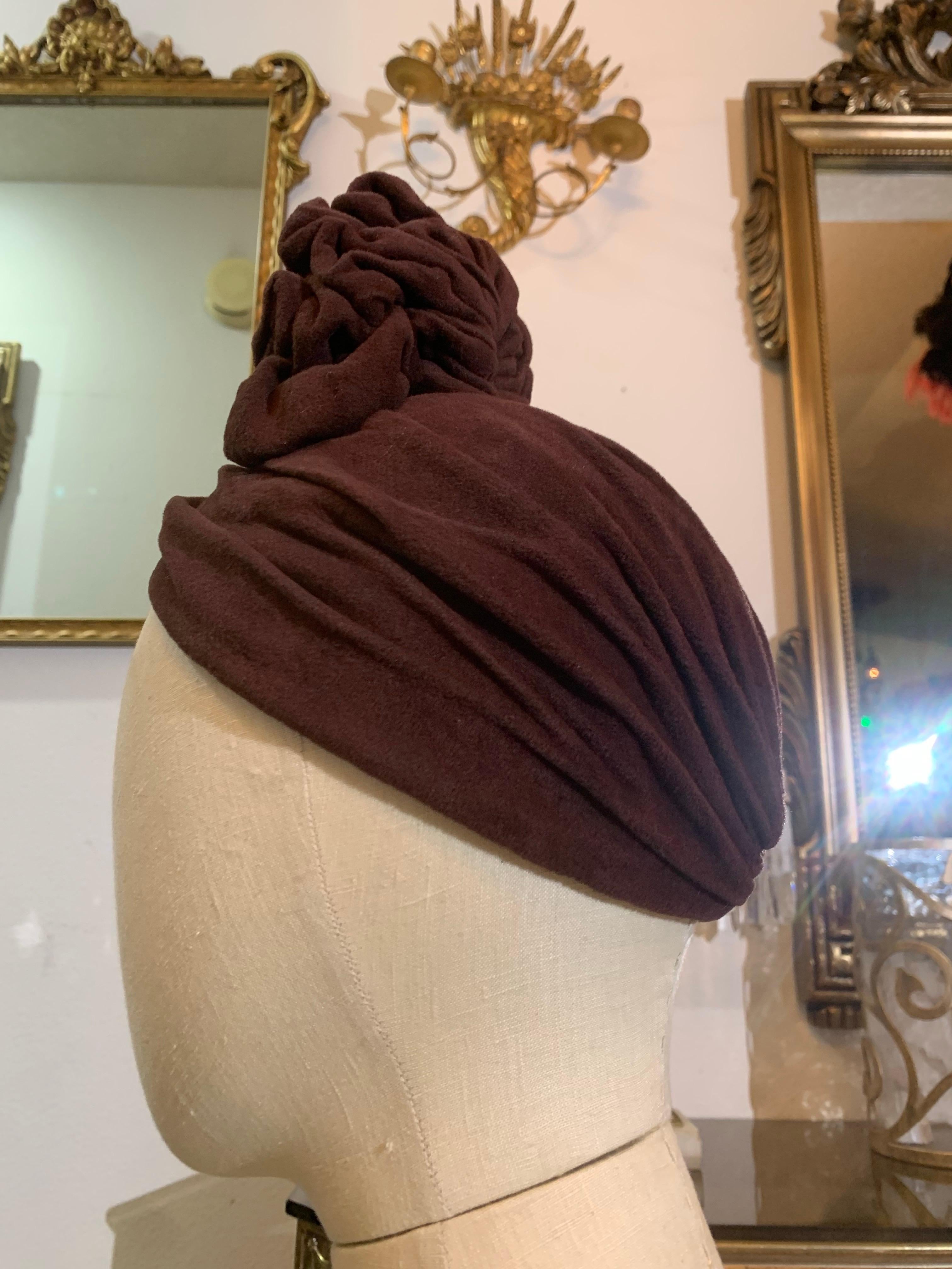 1940er Jahre Schokolade Brown Chenille Samt gerüschte Krone Scheitel Turban Damen im Angebot