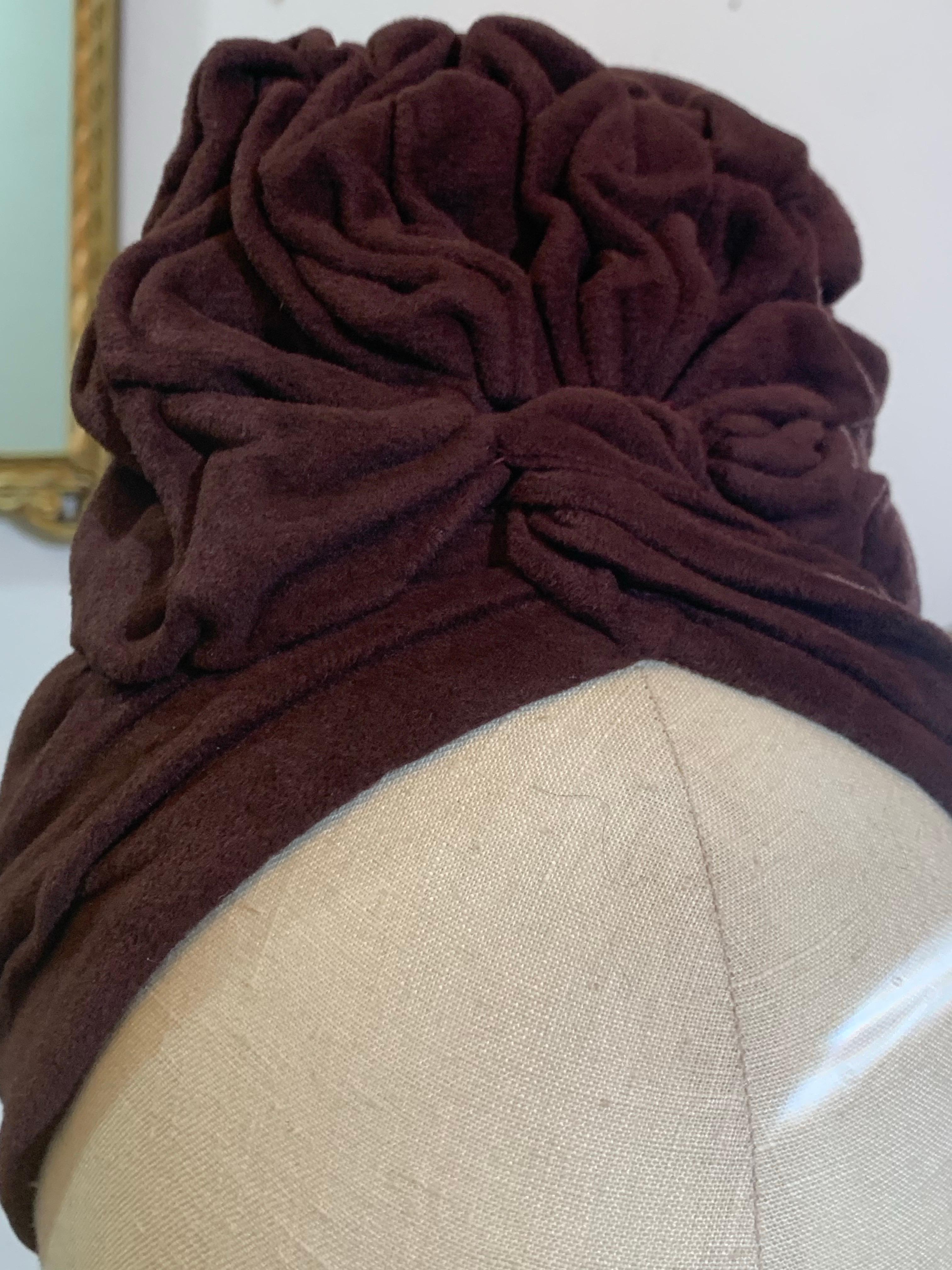 1940er Jahre Schokolade Brown Chenille Samt gerüschte Krone Scheitel Turban im Angebot 1