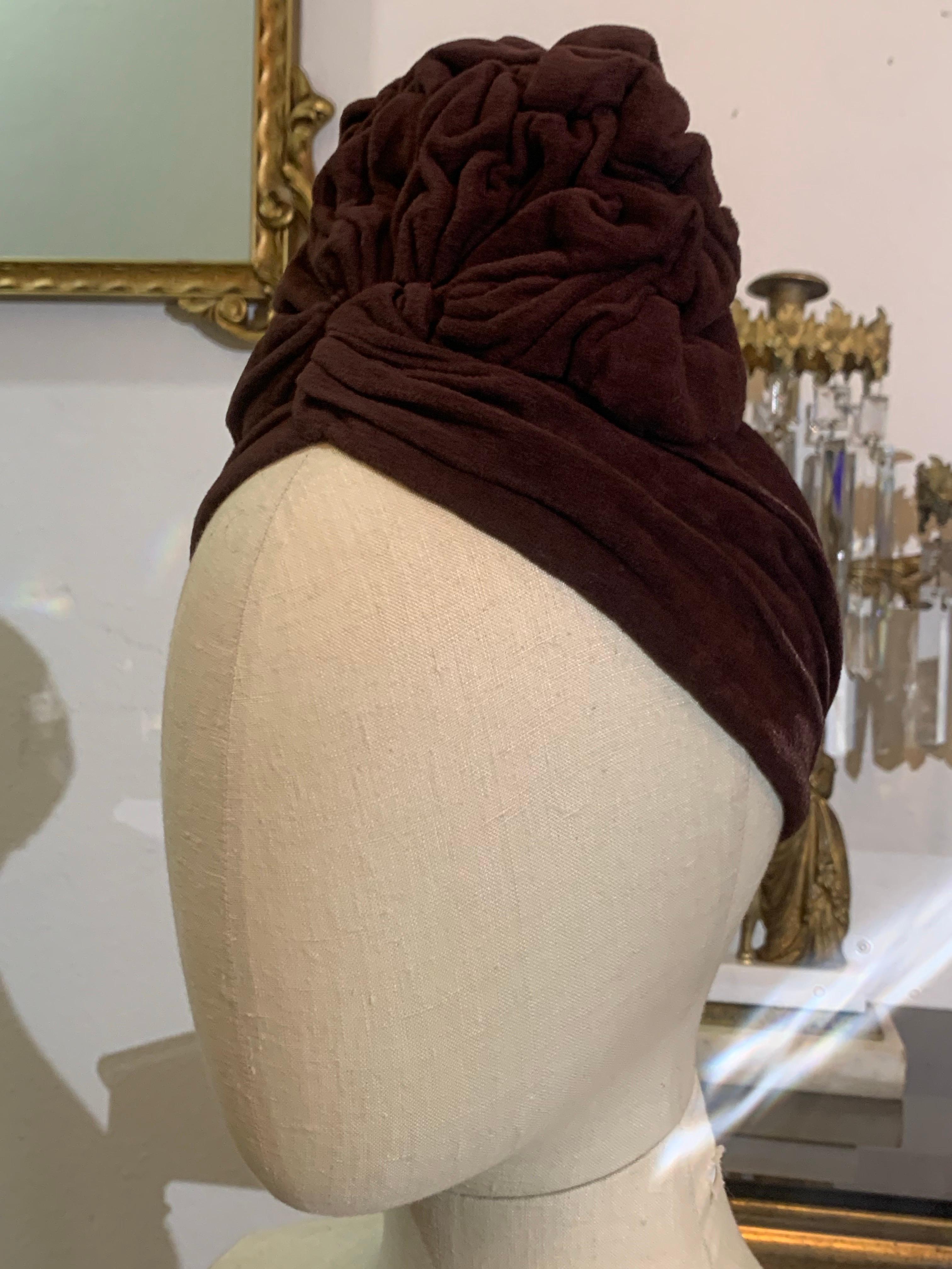 1940er Jahre Schokolade Brown Chenille Samt gerüschte Krone Scheitel Turban im Angebot 3