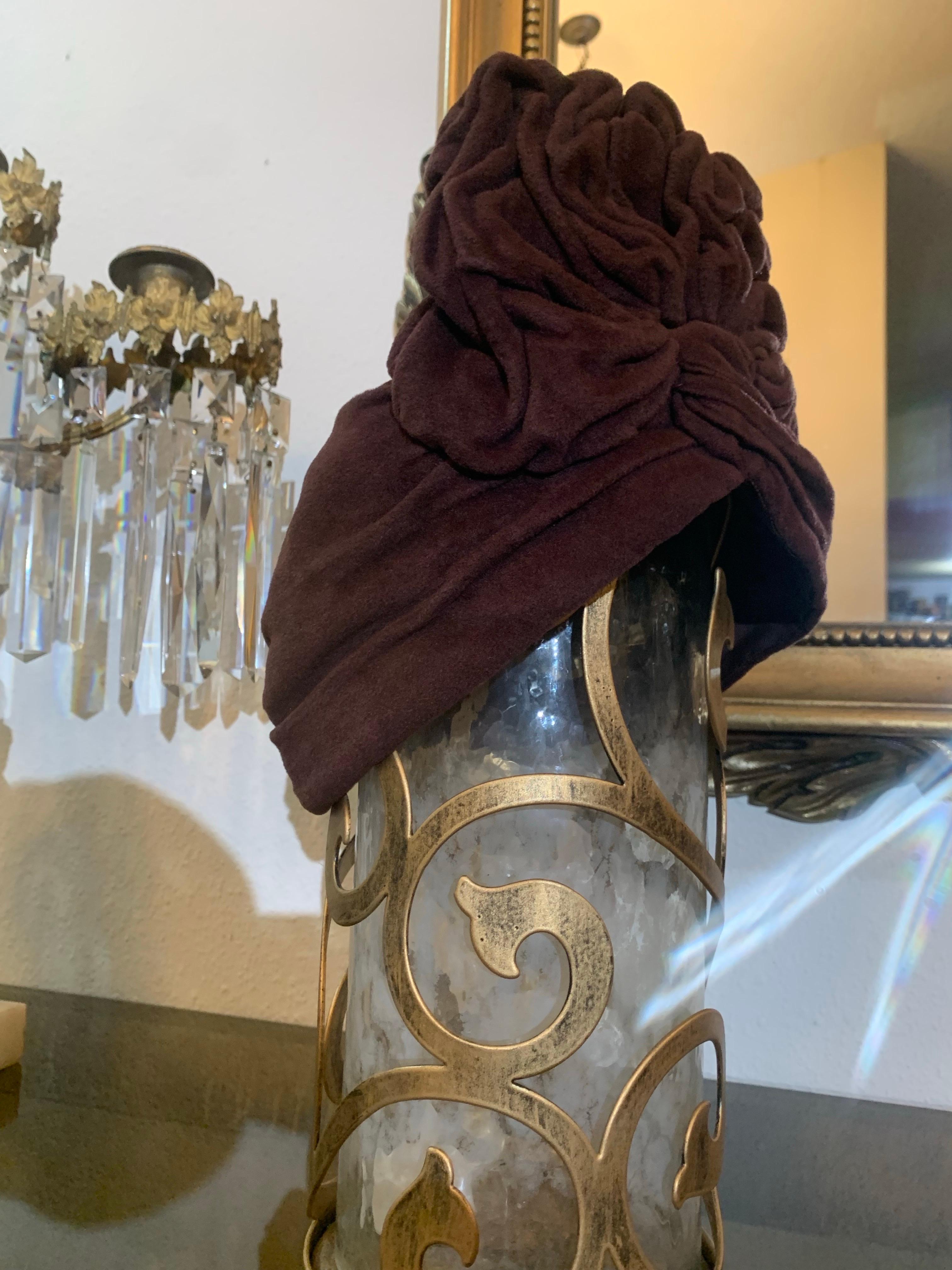 1940er Jahre Schokolade Brown Chenille Samt gerüschte Krone Scheitel Turban im Angebot 4