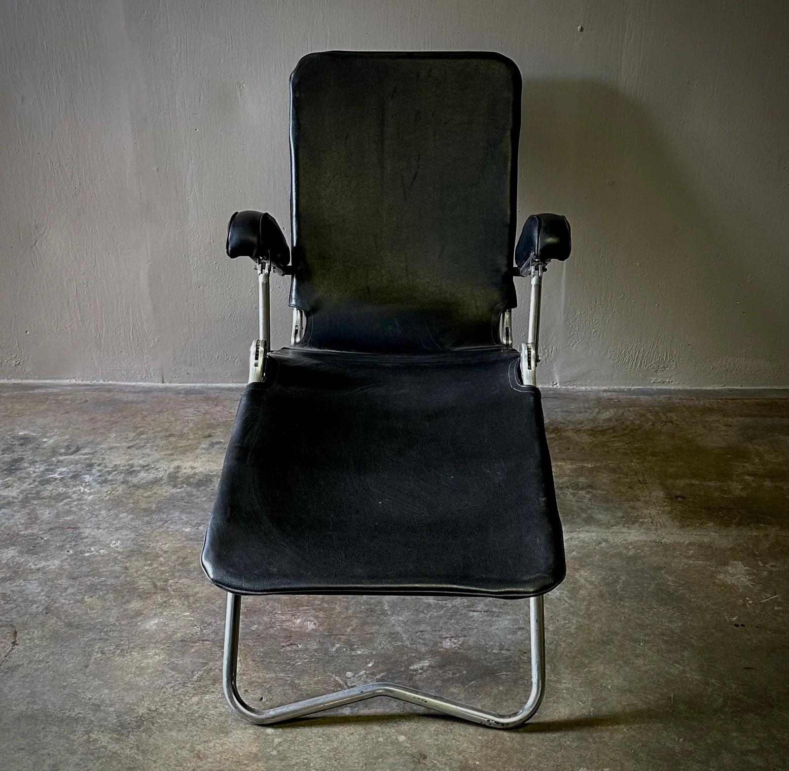 1940s Chrome and Black Adjustable Lounge Chair In Good Condition For Sale In Los Angeles, CA