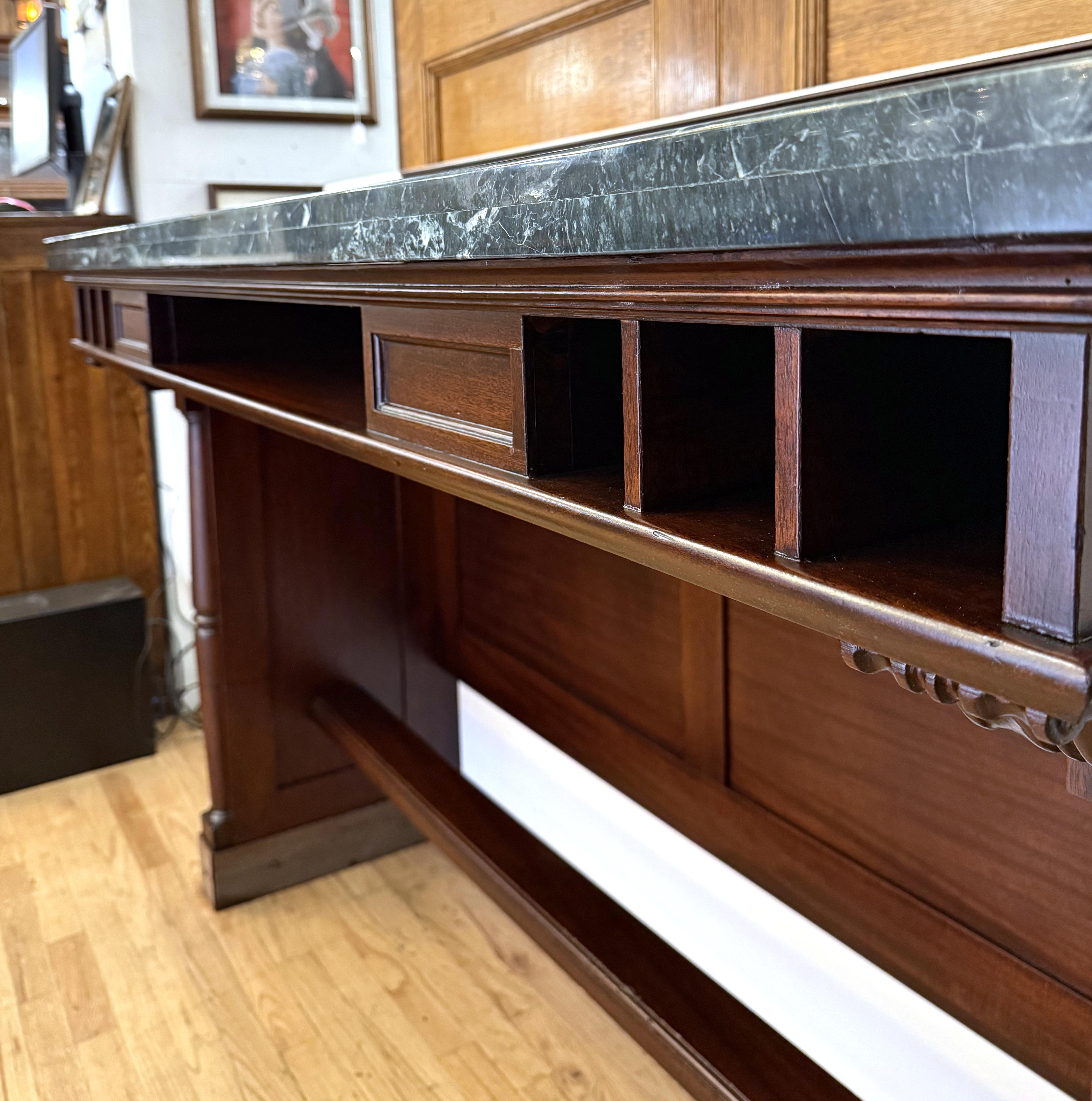 1940 Mesa de banco clásica de mármol verde y madera oscura en venta 5