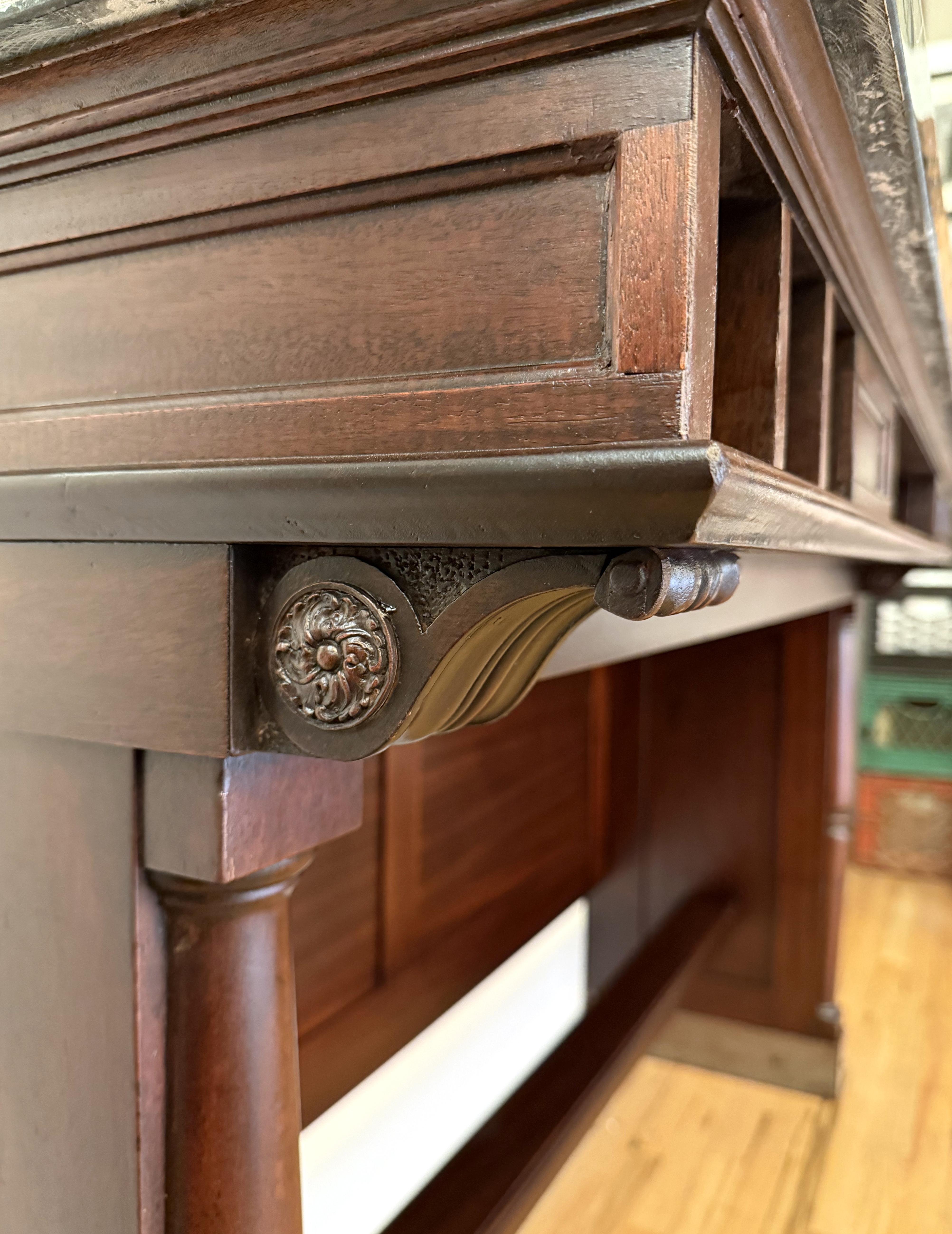 1940 Mesa de banco clásica de mármol verde y madera oscura en venta 9