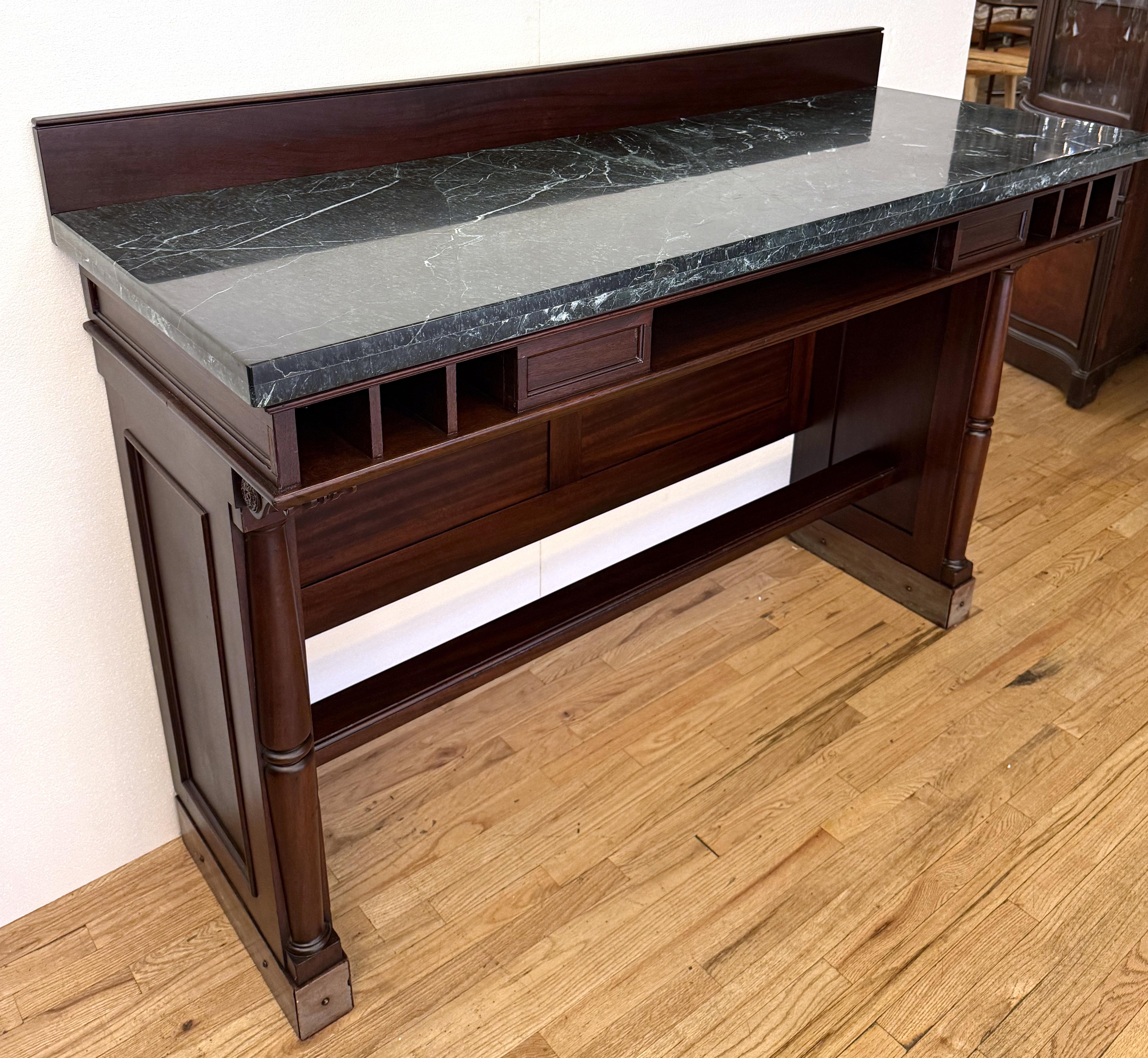 1940 Mesa de banco clásica de mármol verde y madera oscura mediados del siglo XX en venta