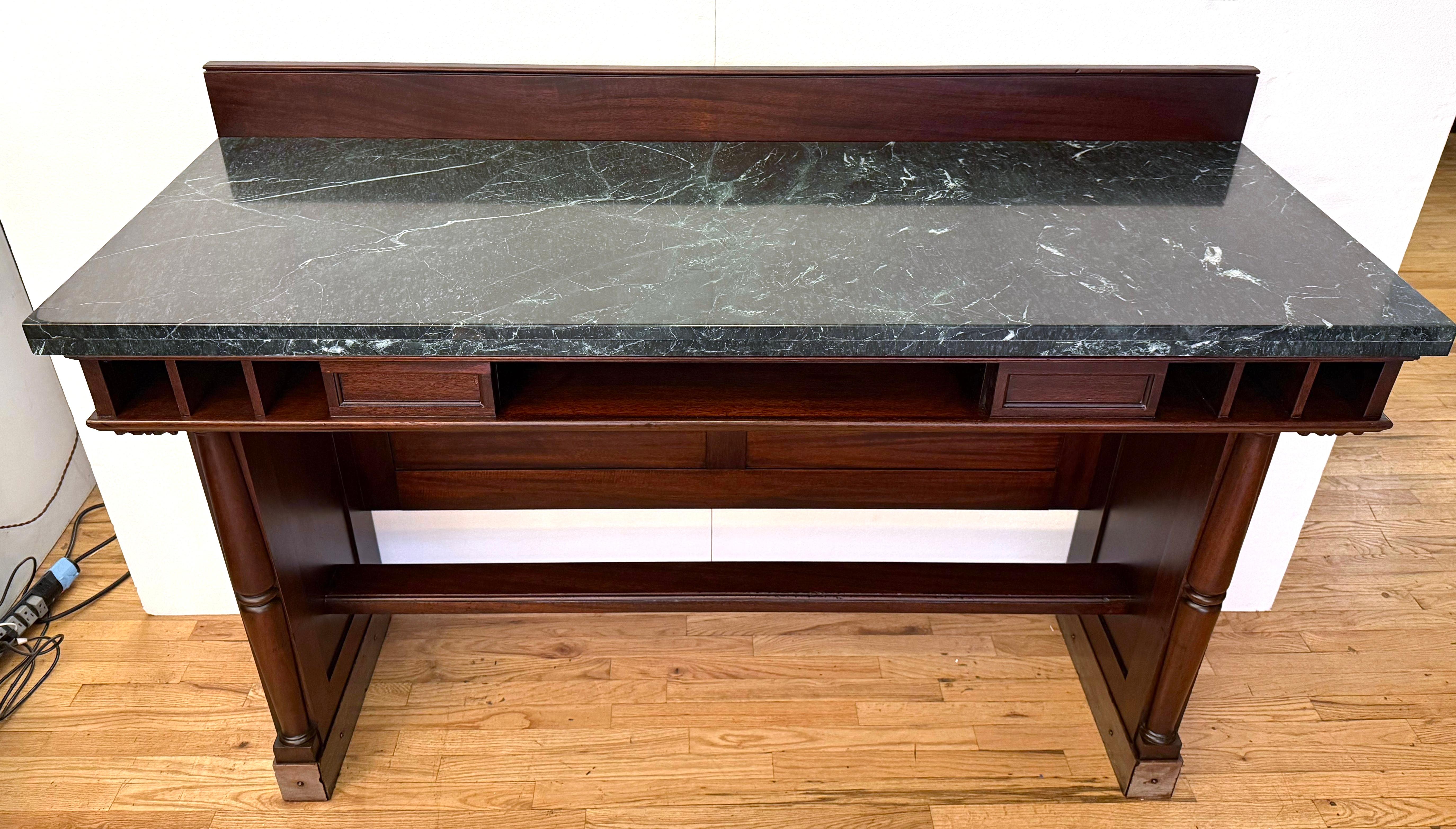 1940 Mesa de banco clásica de mármol verde y madera oscura Latón en venta