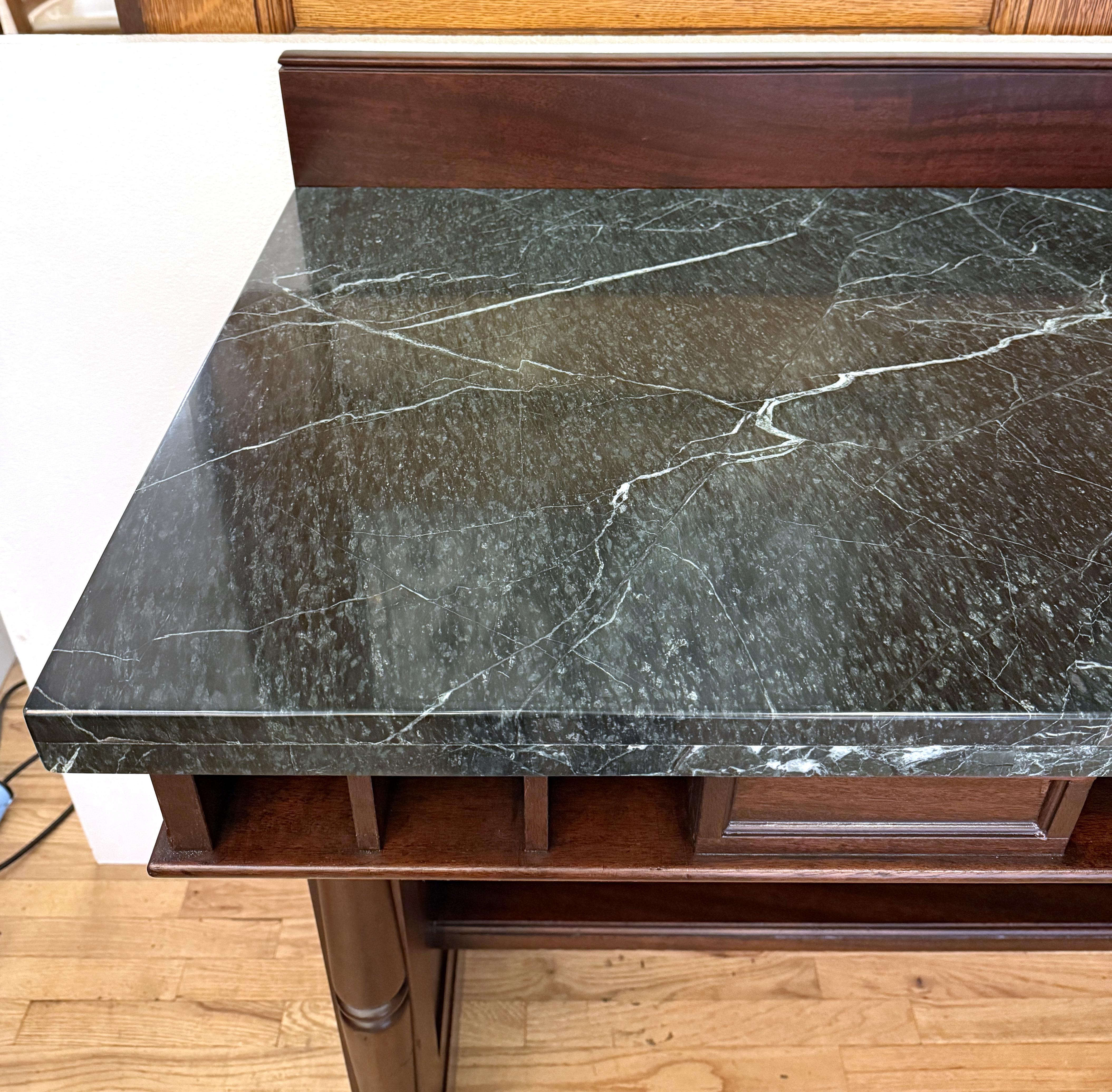1940 Mesa de banco clásica de mármol verde y madera oscura en venta 1