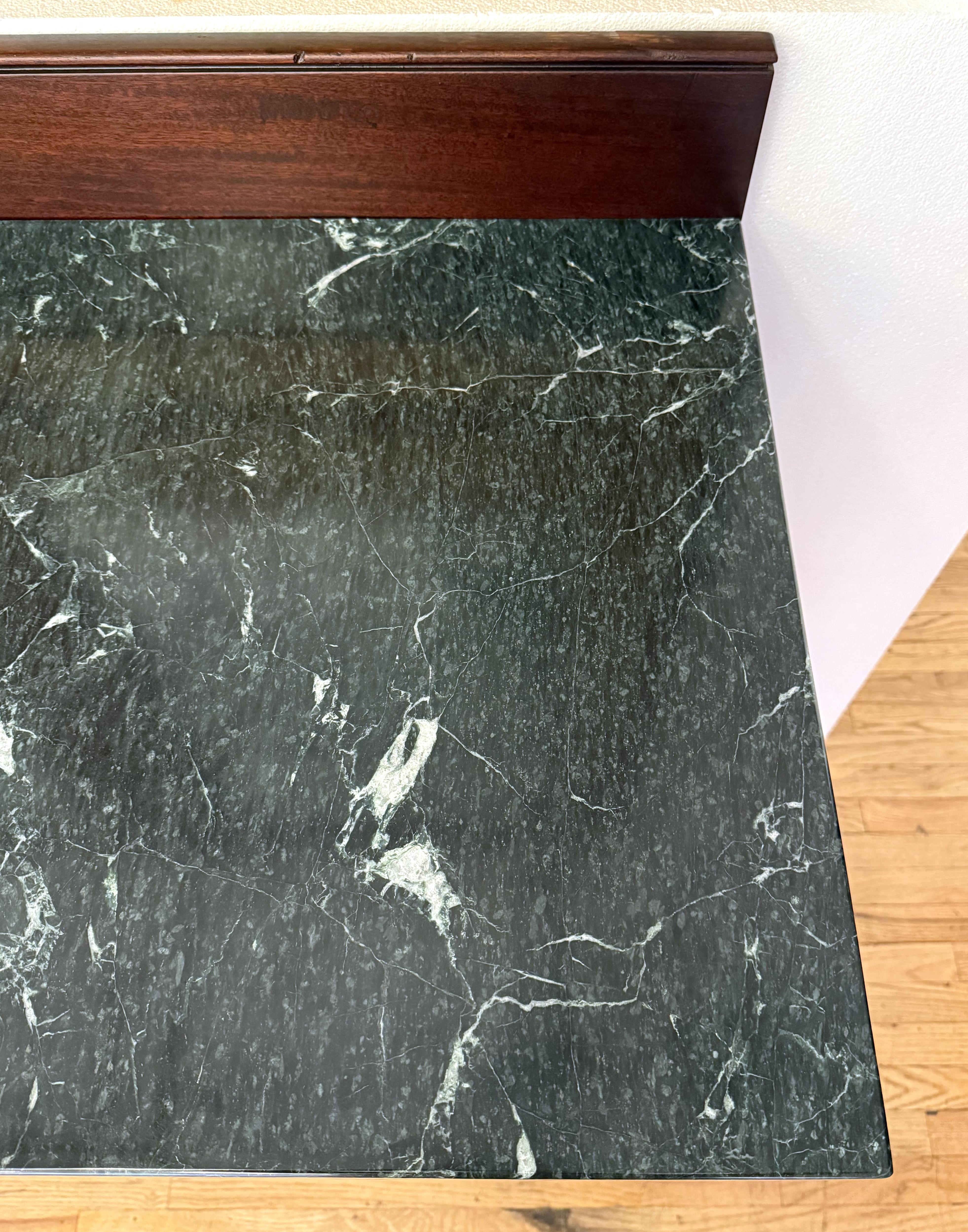 1940 Mesa de banco clásica de mármol verde y madera oscura en venta 2