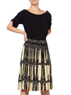 1940er Schwarzweißes Rayon ""Roman" aus den 1940er Jahren mit Neuheitsdruck und ausgestelltem Kleid