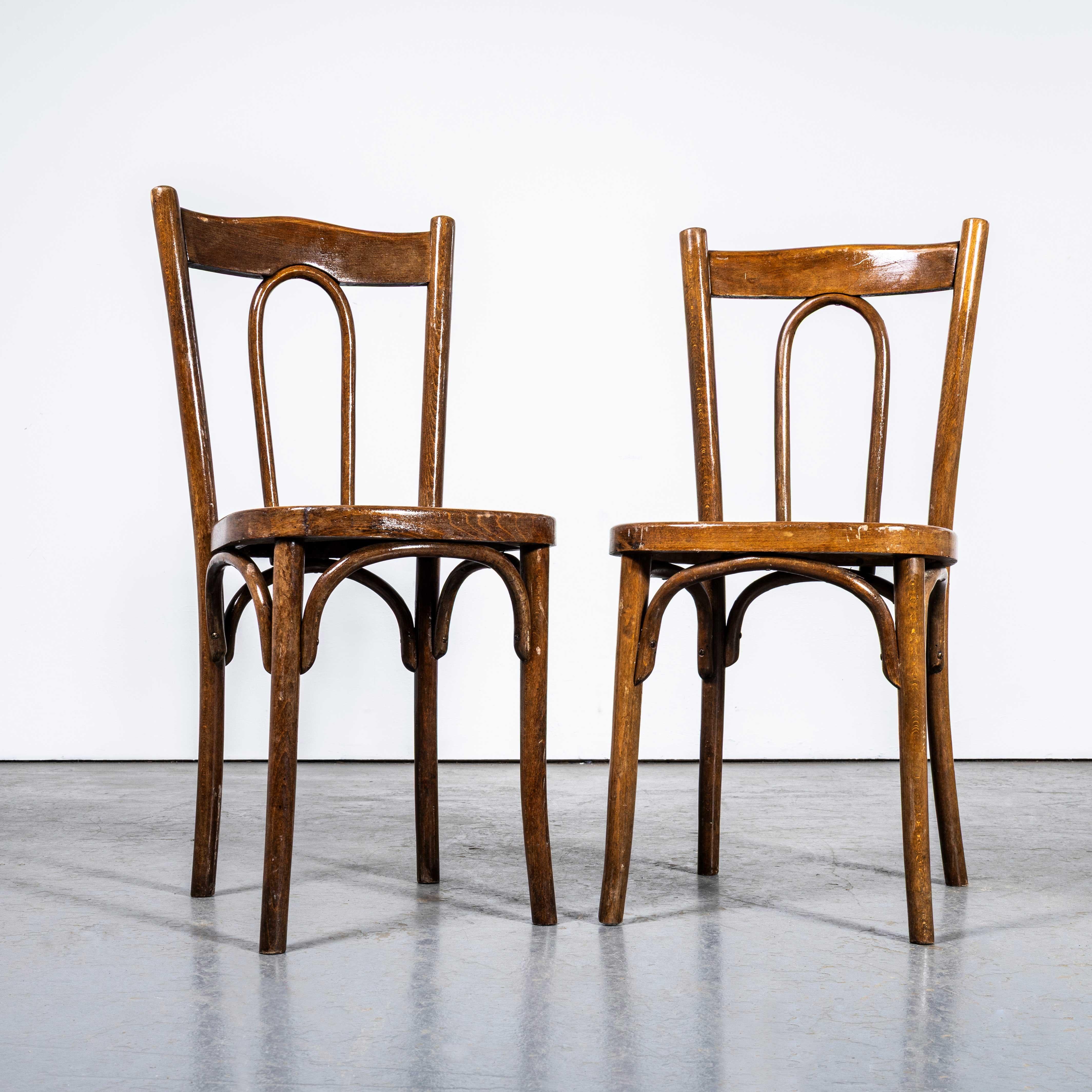 1940's Classic Tight Hoop Back Bentwood Dining Chairs - Pair. Seltenes Paar Stühle des ungarischen Herstellers Debrecen. Es ist schwer, den Ursprung dieser Stühle genau zu bestimmen, da nur wenig über die Geschichte bekannt ist, aber was wir wissen,