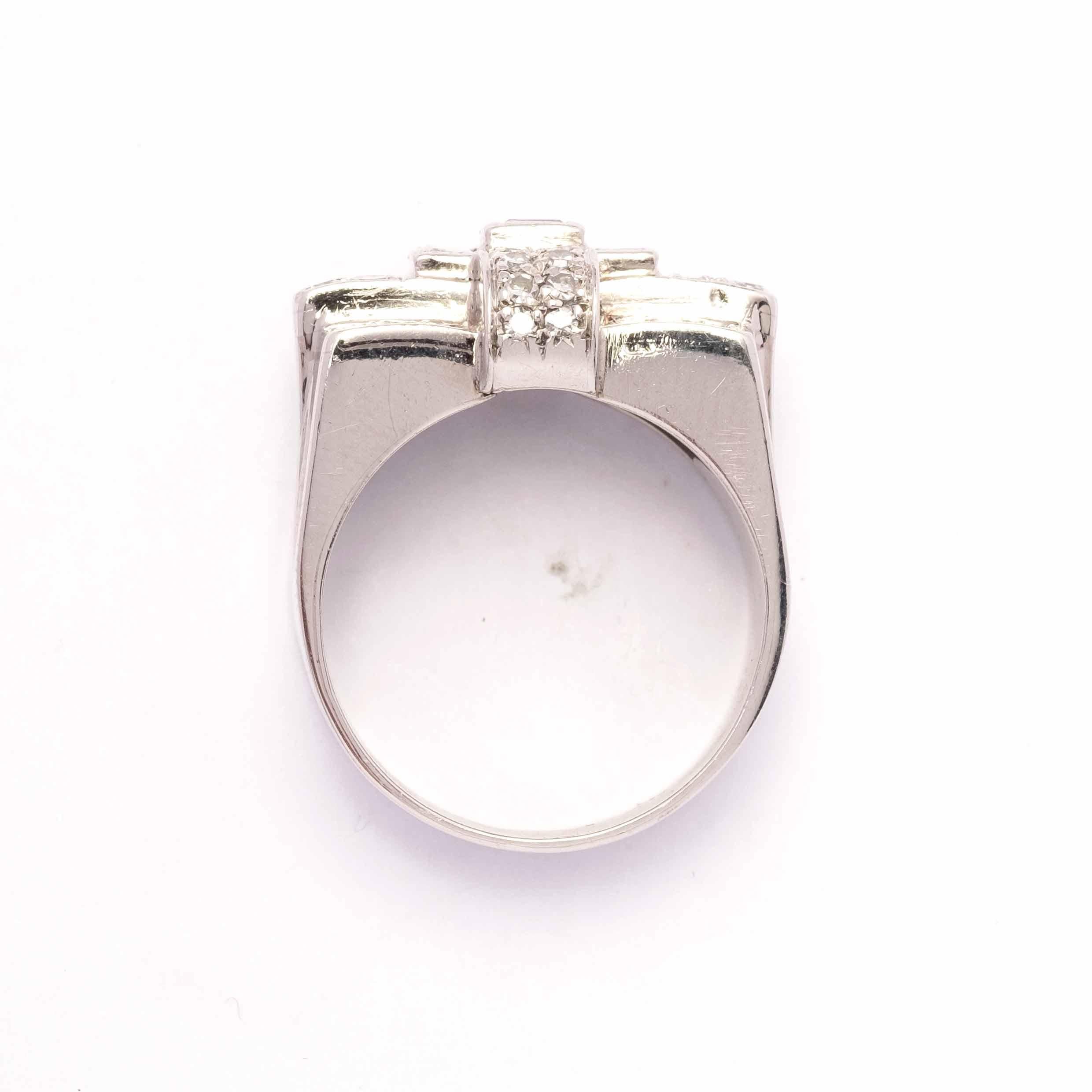 Variously anello da cocktail d'epoca degli anni '40, realizzato a mano in platino e incastonato con diamanti di vari tagli per un totale di circa 1,60ct.

Punti salienti:
- Platino
- 1940s
- Diamanti taglio smeraldo da 0,50 carati totali c.a.
-