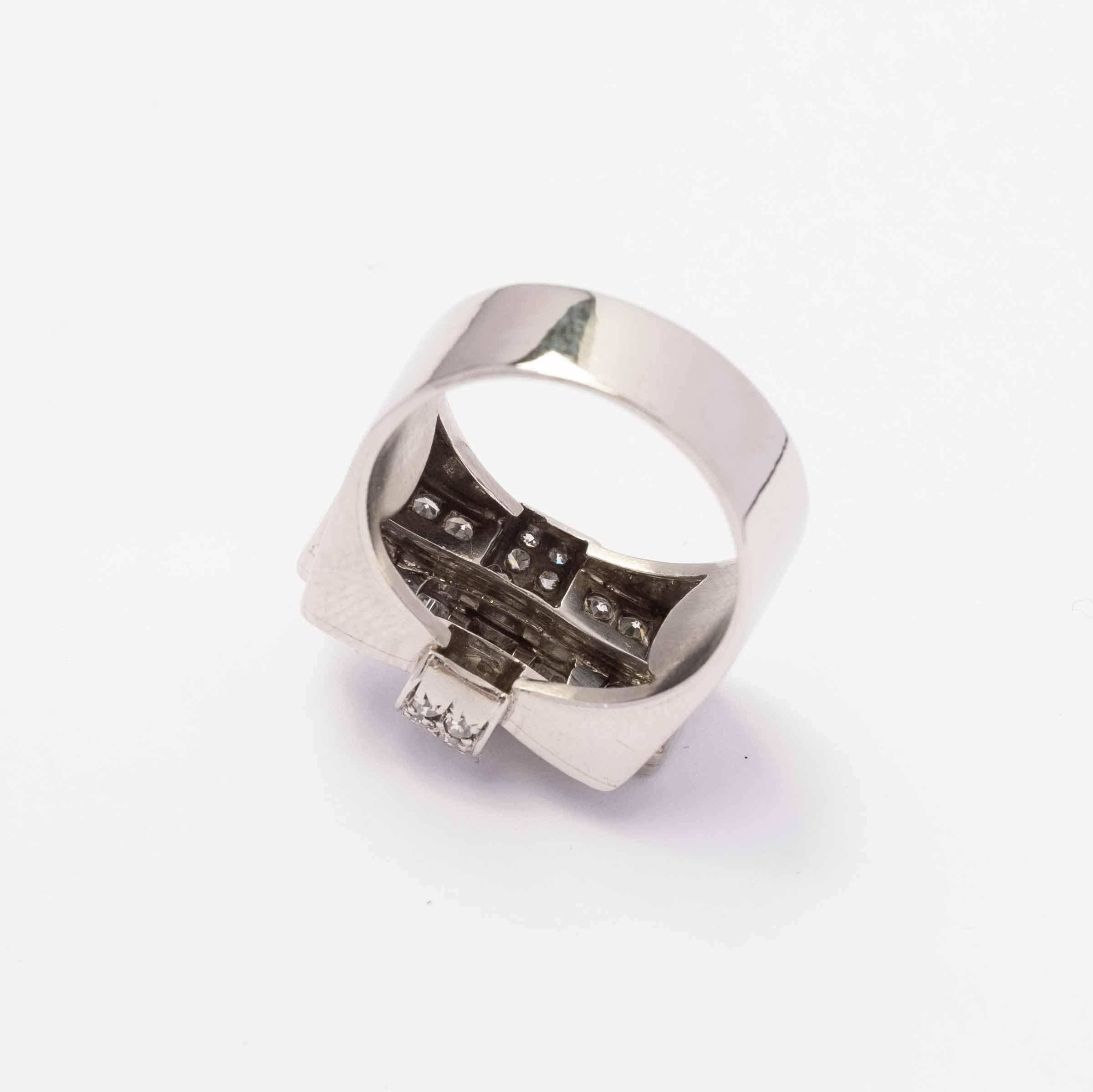Taglio rotondo Anello cocktail anni '40 in platino e diamanti in vendita