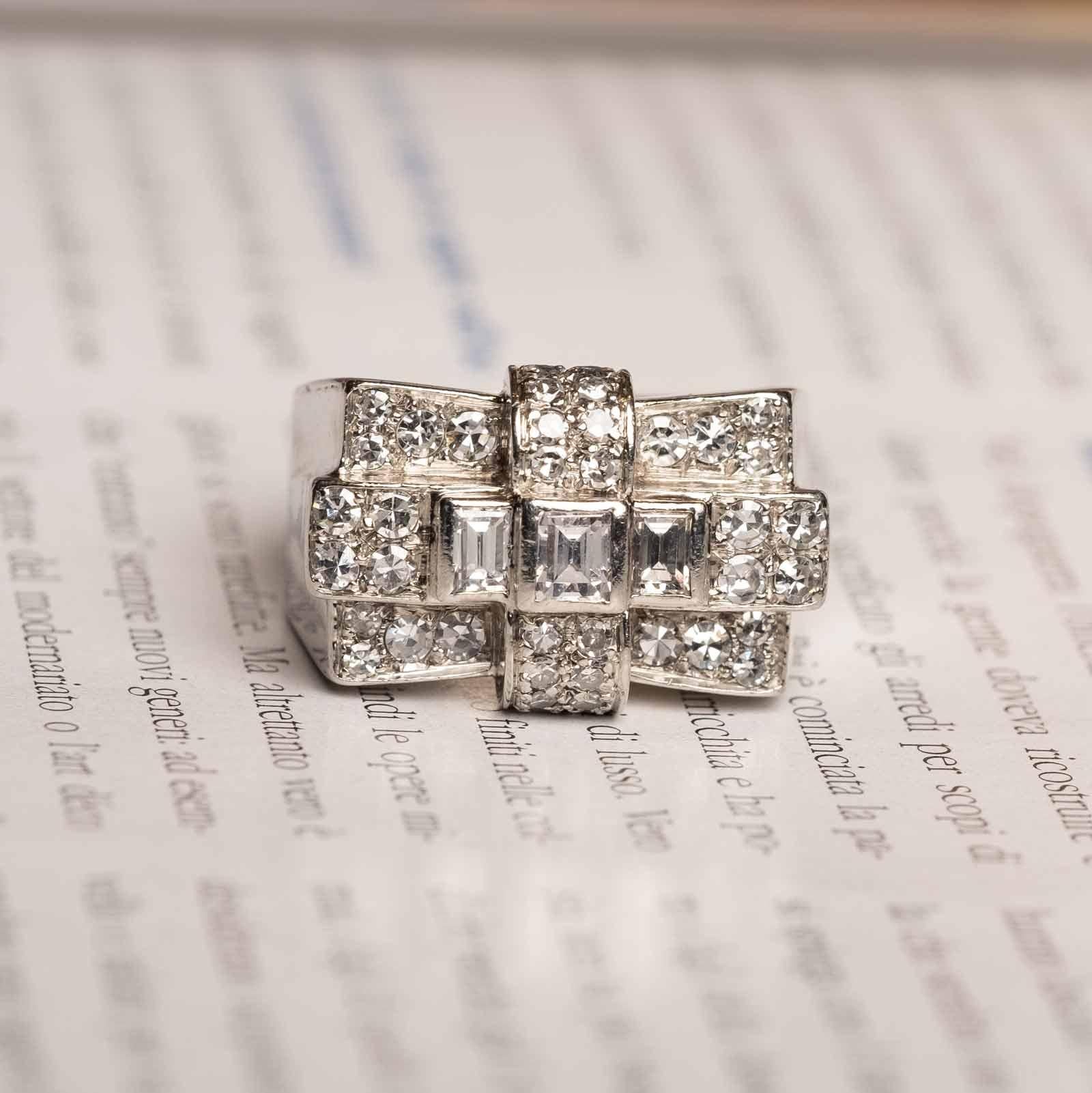 Anello cocktail anni '40 in platino e diamanti In condizioni buone in vendita a Milano, MI