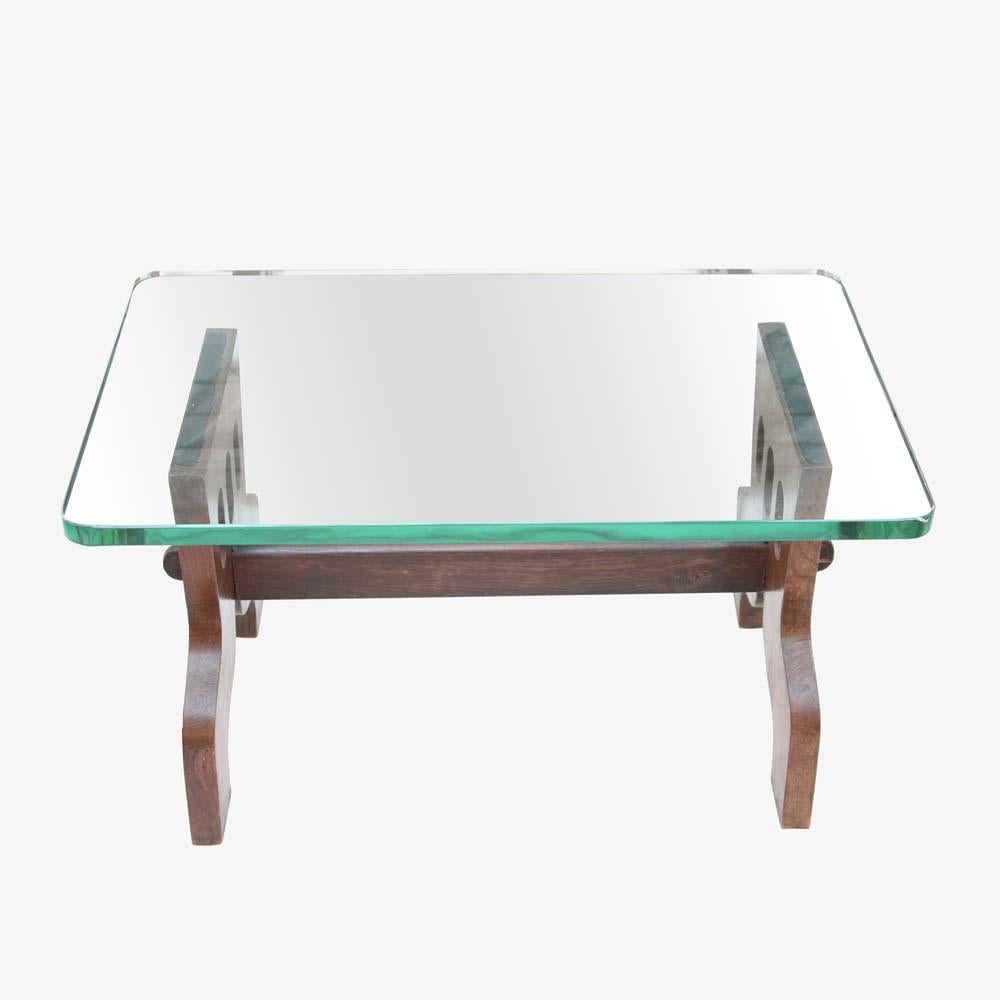 A very organic, rare, iconic and beautiful coffee table. 1940s Italian design by Gio Ponti and Pietro Chiesa for Fontana Arte. Original thick crystal top on a solid oak wood base a very sculptural piece to enhance any type of interior.
This table