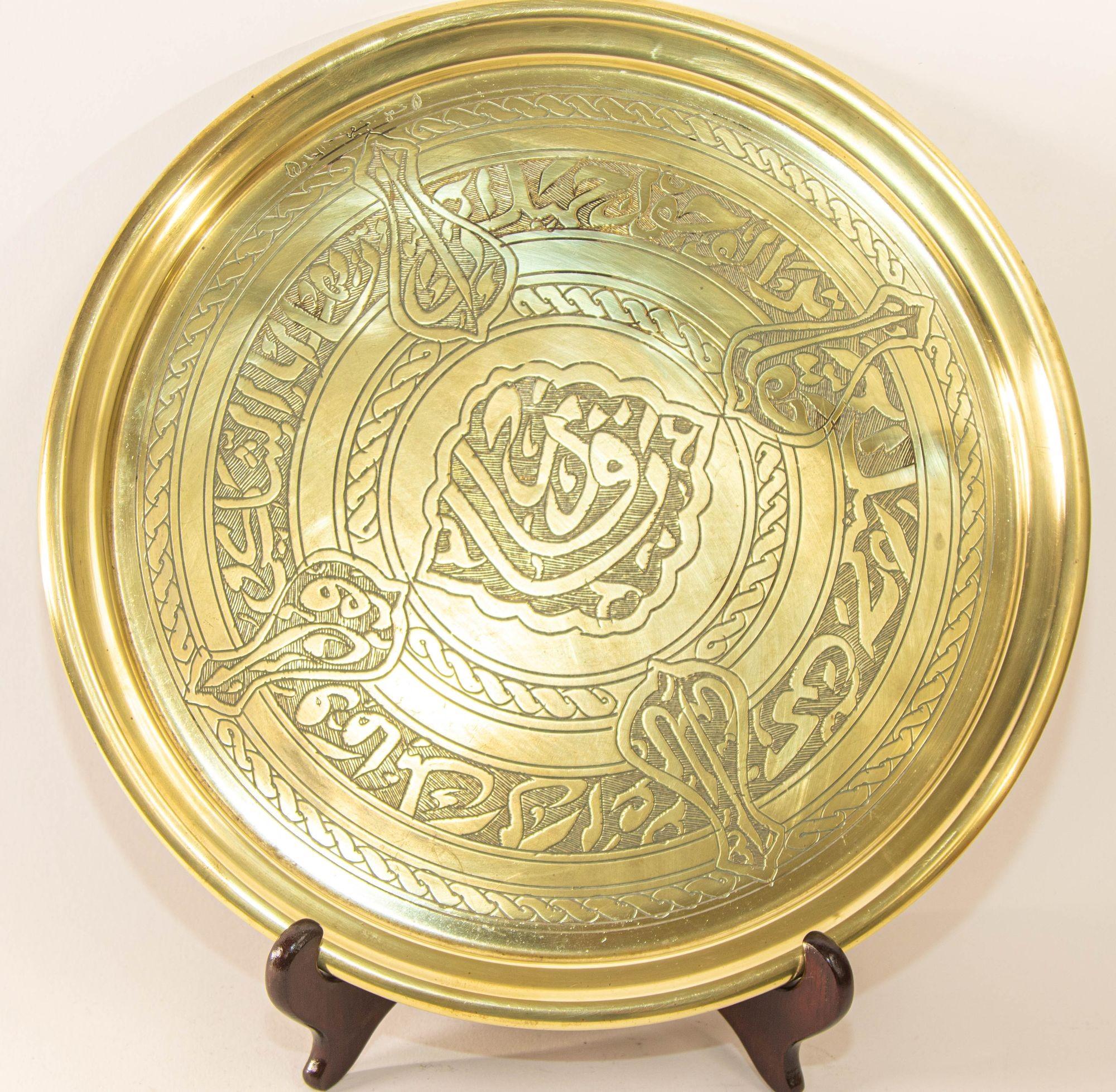 1940s Collectible Islamic Art Handcrafted Chased Etched Polished Brass Tray For Sale 3