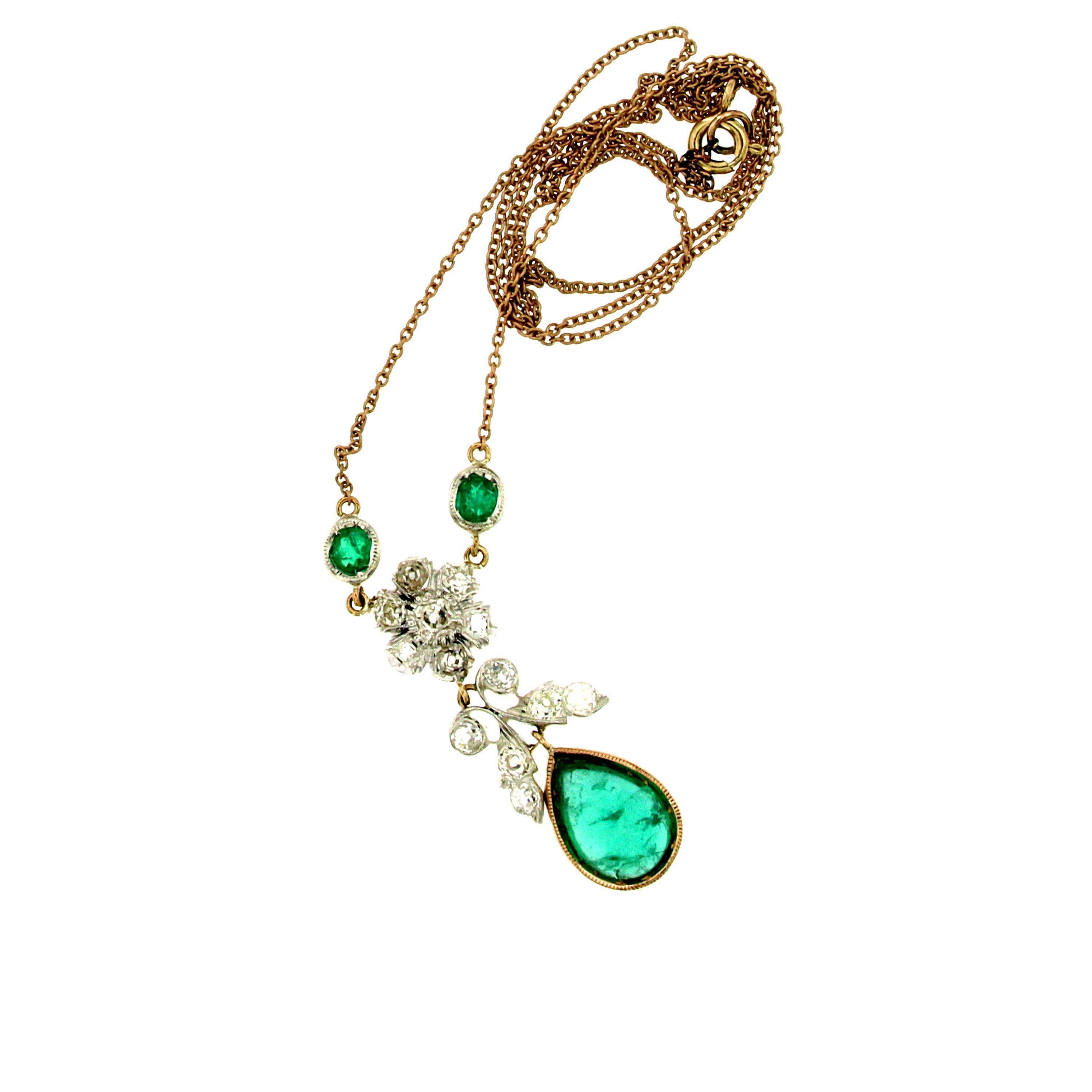 1940s Colombian Emerald Diamond Drop Gold Pendant In Excellent Condition In Napoli, Italy