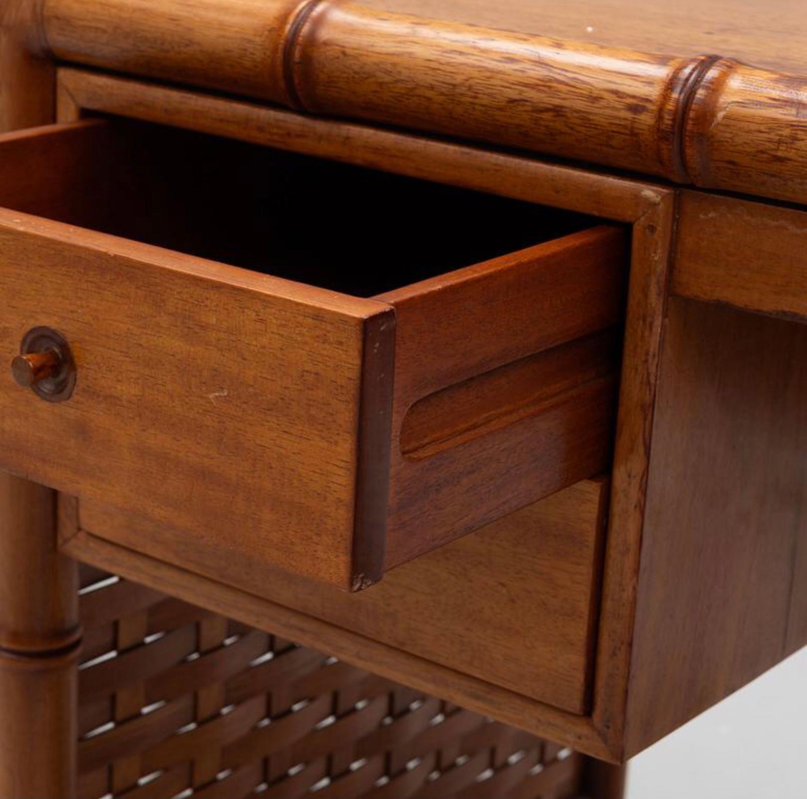 Schreibtisch aus Mahagoni im Kolonialstil der 1940er Jahre mit Bambusimitat (Colonial Revival) im Angebot