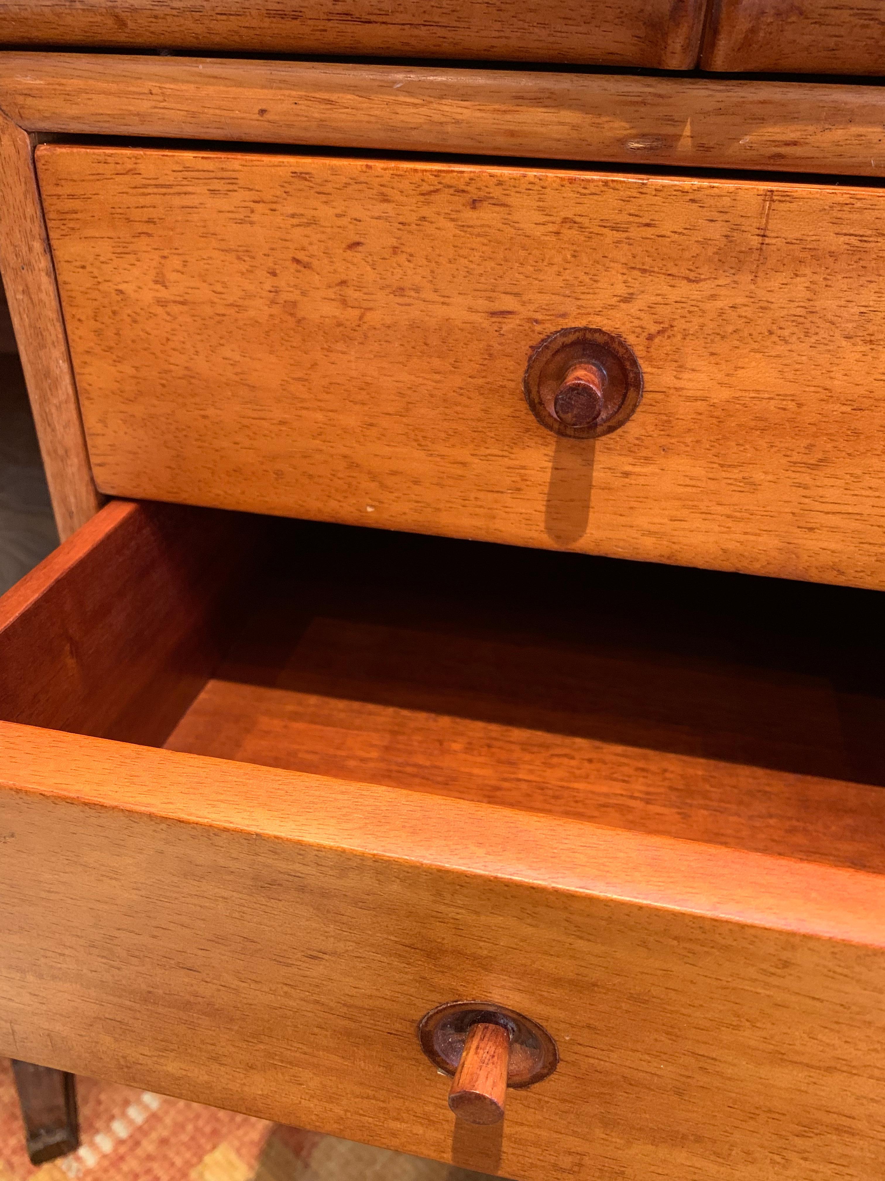 Schreibtisch aus Mahagoni im Kolonialstil der 1940er Jahre mit Bambusimitat im Zustand „Gut“ im Angebot in London, GB
