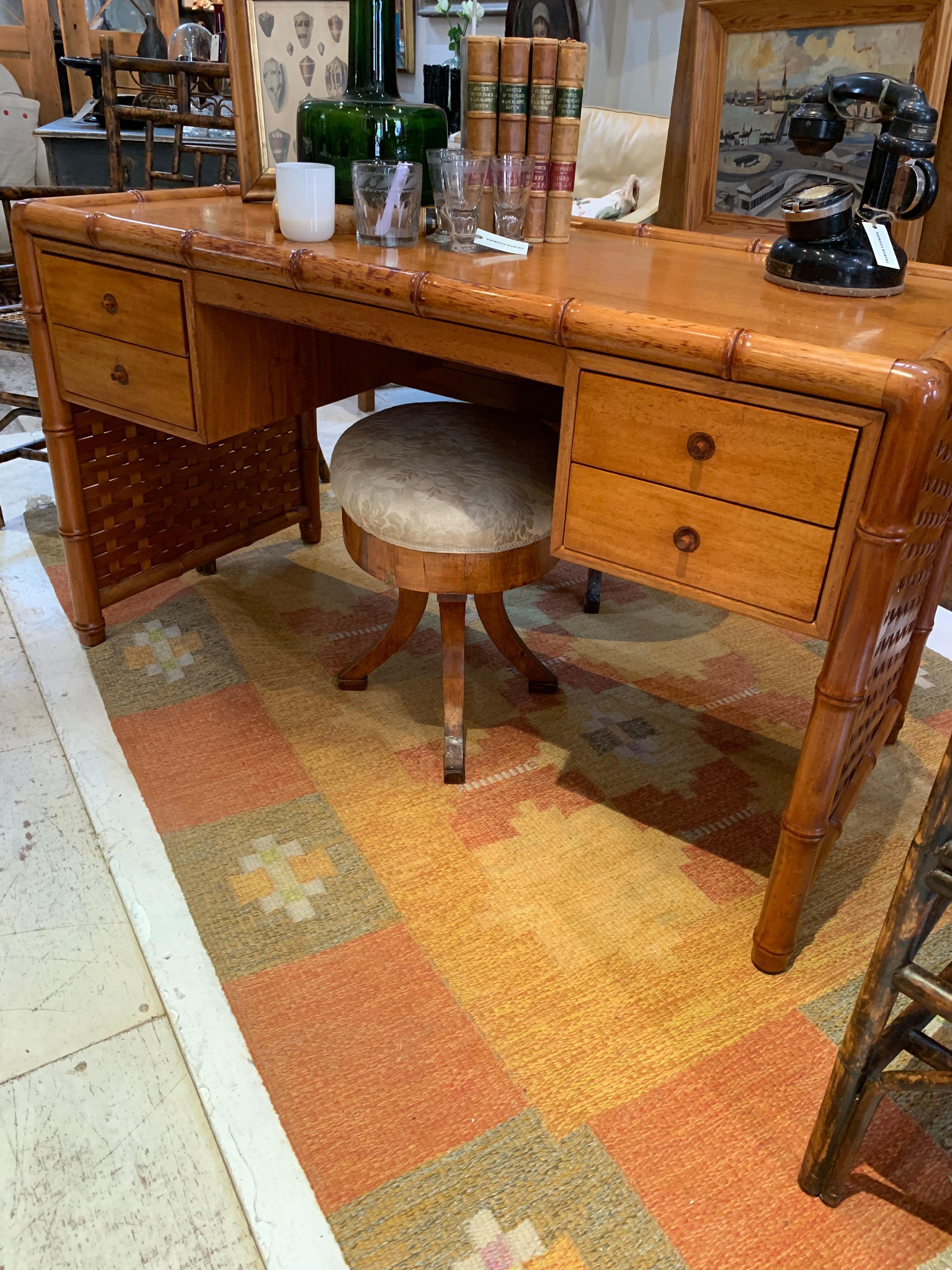 Schreibtisch aus Mahagoni im Kolonialstil der 1940er Jahre mit Bambusimitat im Angebot 2