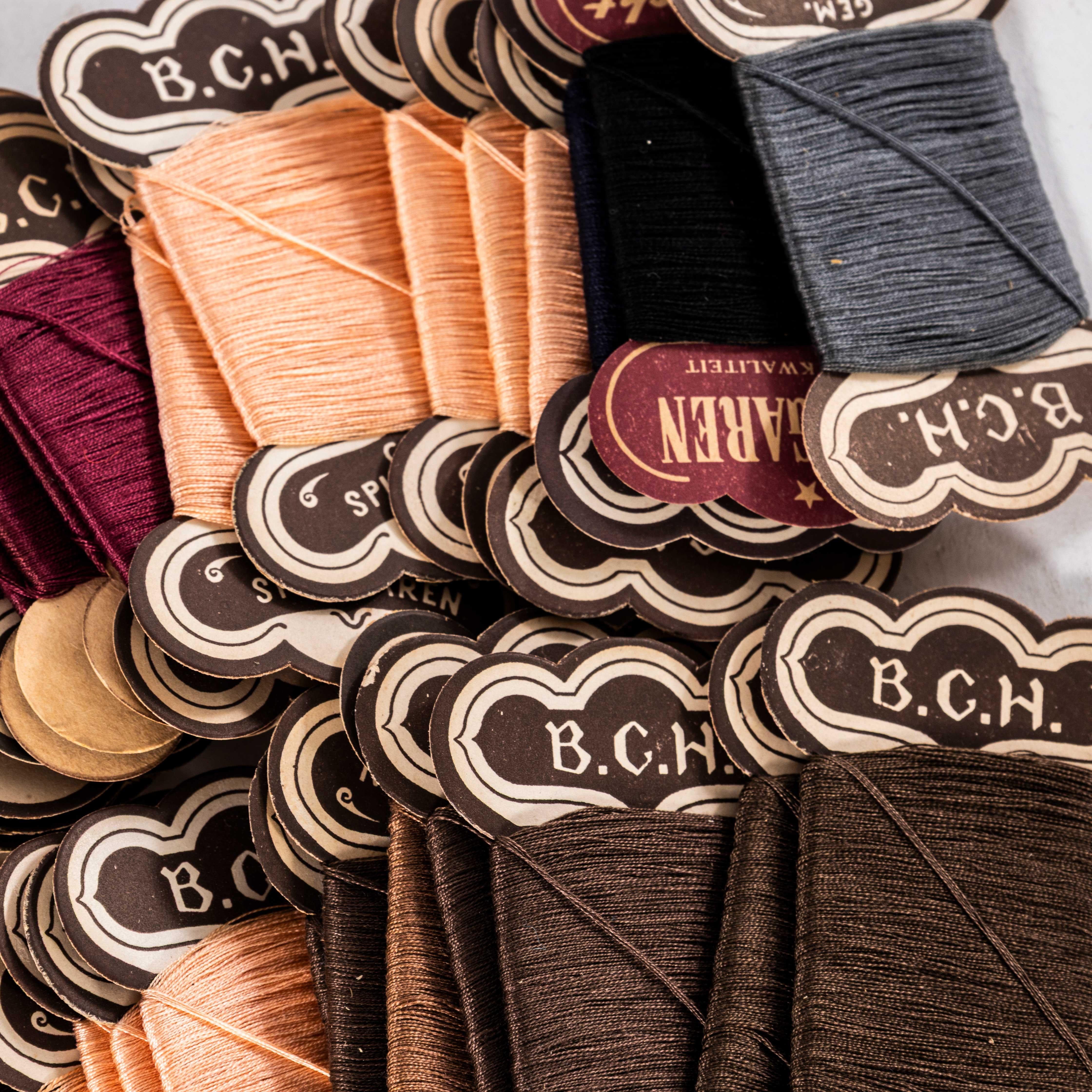 1940's Colour Card Thread - New Old Stock - Mixed Set Of Ten In Good Condition For Sale In Hook, Hampshire