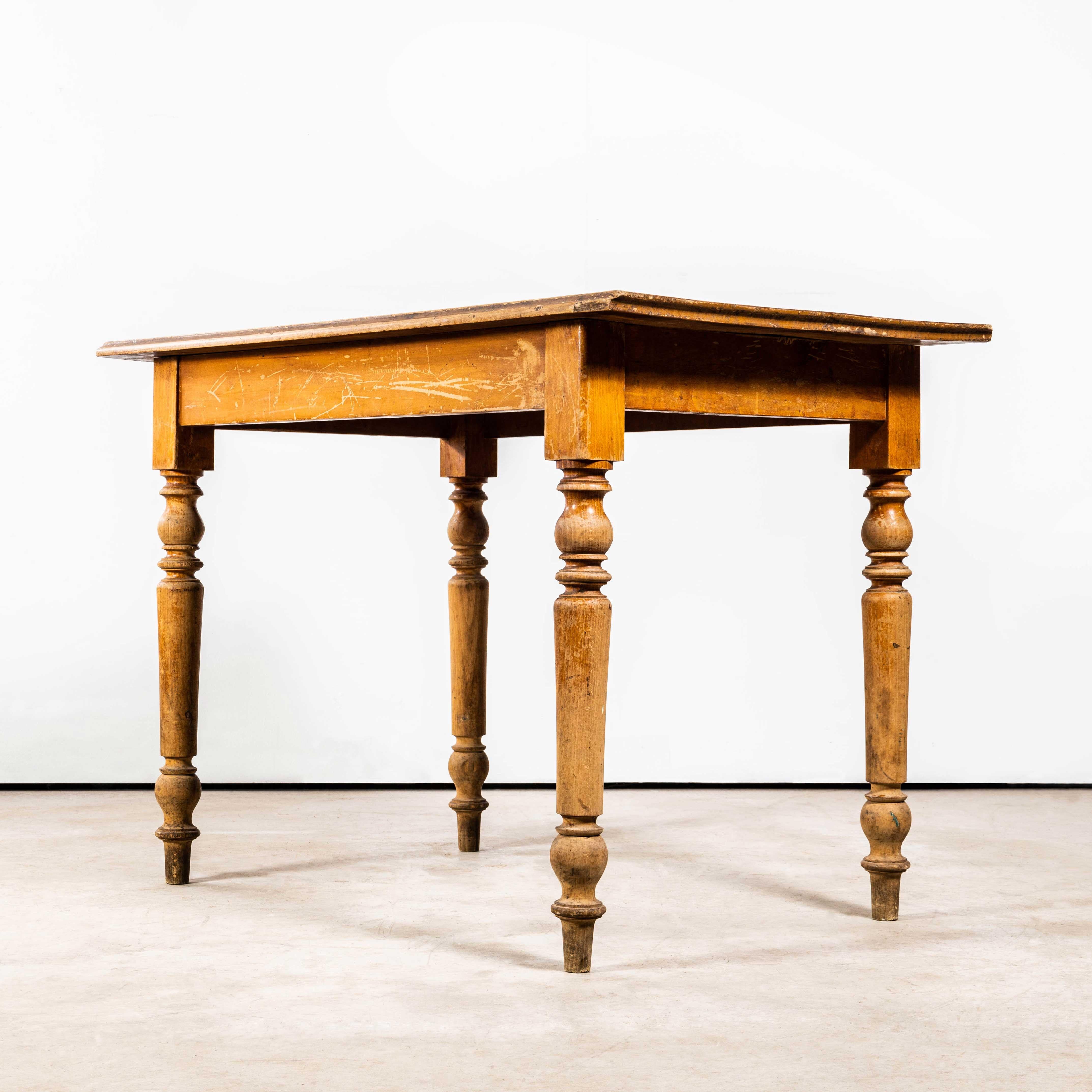 Petite table de cuisine et de salle à manger en bois de fruitier français des années 1940 (3542). 

Table française originale de taille pratique avec un plateau en bois fruitier de caractère et des pieds tournés en fuseau. D'une belle couleur miel,